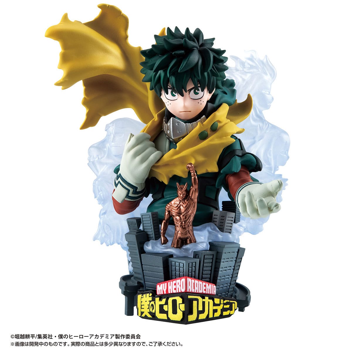 Vue 3/4 de face à mi-distance de la figurine de Izuku Midoriya de My Hero Academia en costume vert avec écharpe jaune, tenant une figurine miniature d'All Might.