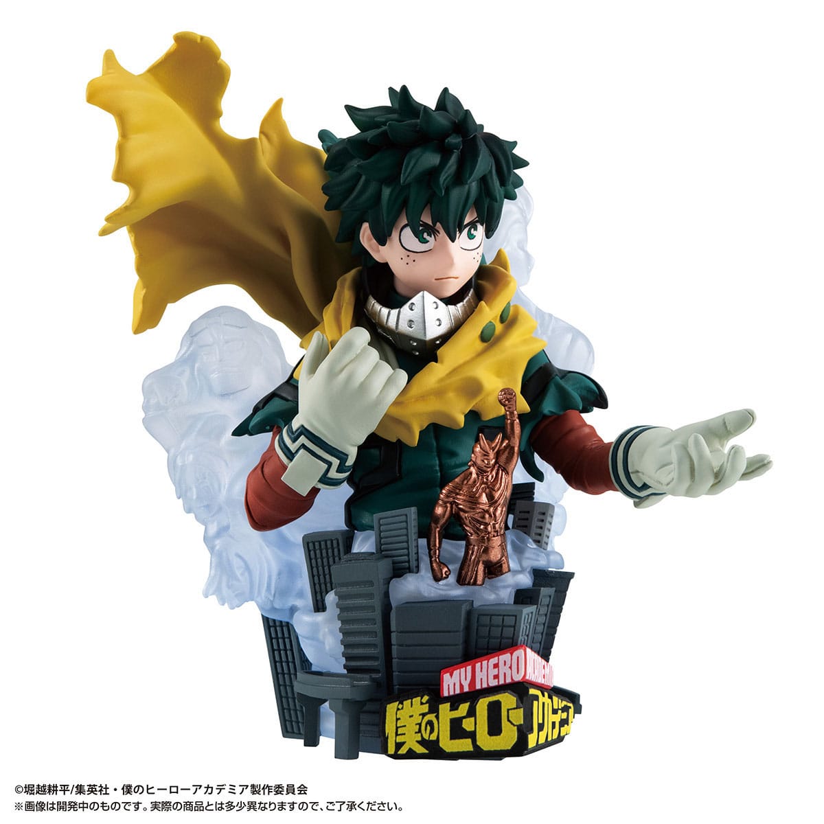 Vue 3/4 de face à mi-distance de la figurine d'Izuku Midoriya de My Hero Academia en costume de héros, tenant une statue d'All Might.