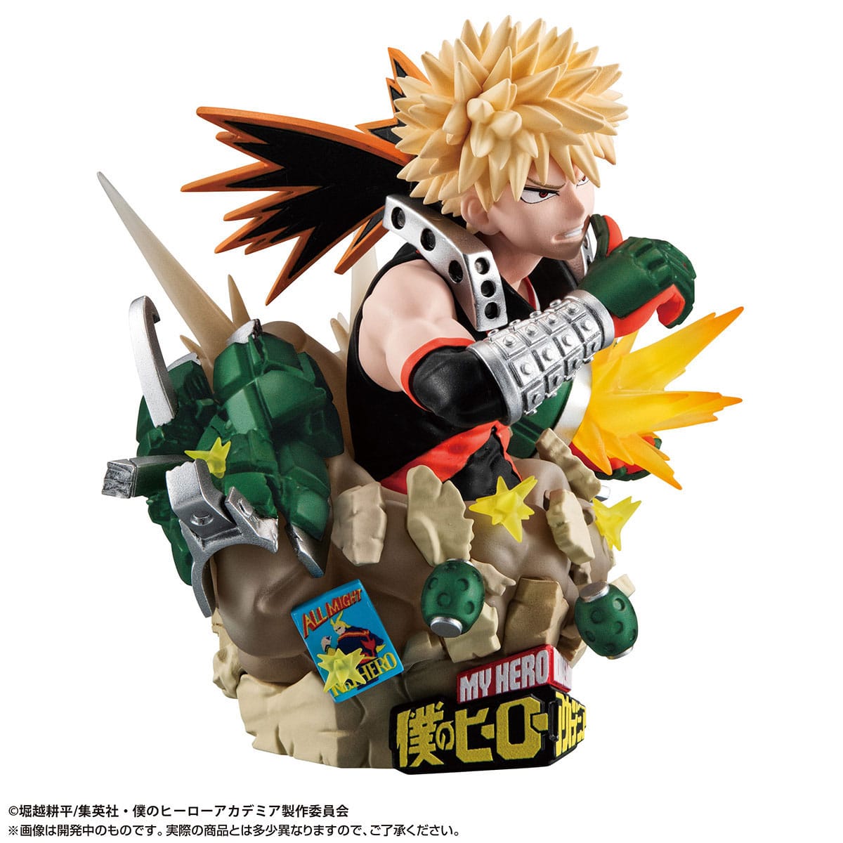 Vue 3/4 de face à mi-distance de la figurine de Katsuki Bakugo de My Hero Academia en costume de héros, avec gantelets explosifs, émergeant des débris.