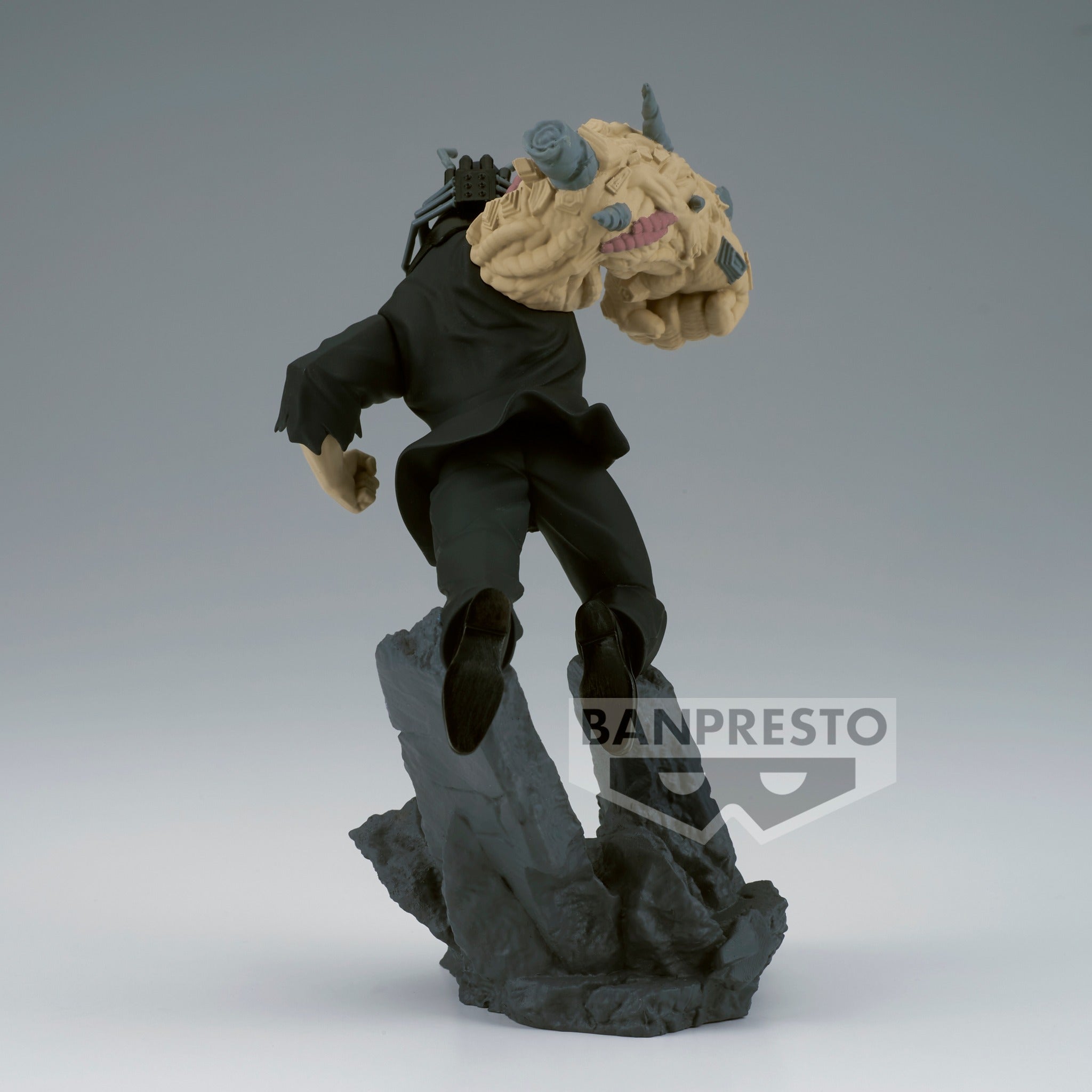 Vue 3/4 arrière à mi-distance de la figurine  d'All For One de My Hero Academia en uniforme sombre, avec une tête ressemblant à un masque.