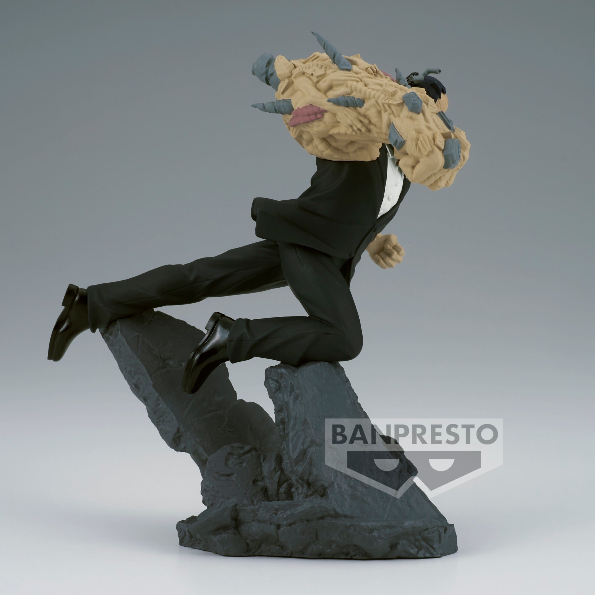 Vue 3/4 de face à mi-distance de la figurine d'All For One de My Hero Academia en costume noir, avec une tête monstrueuse.
