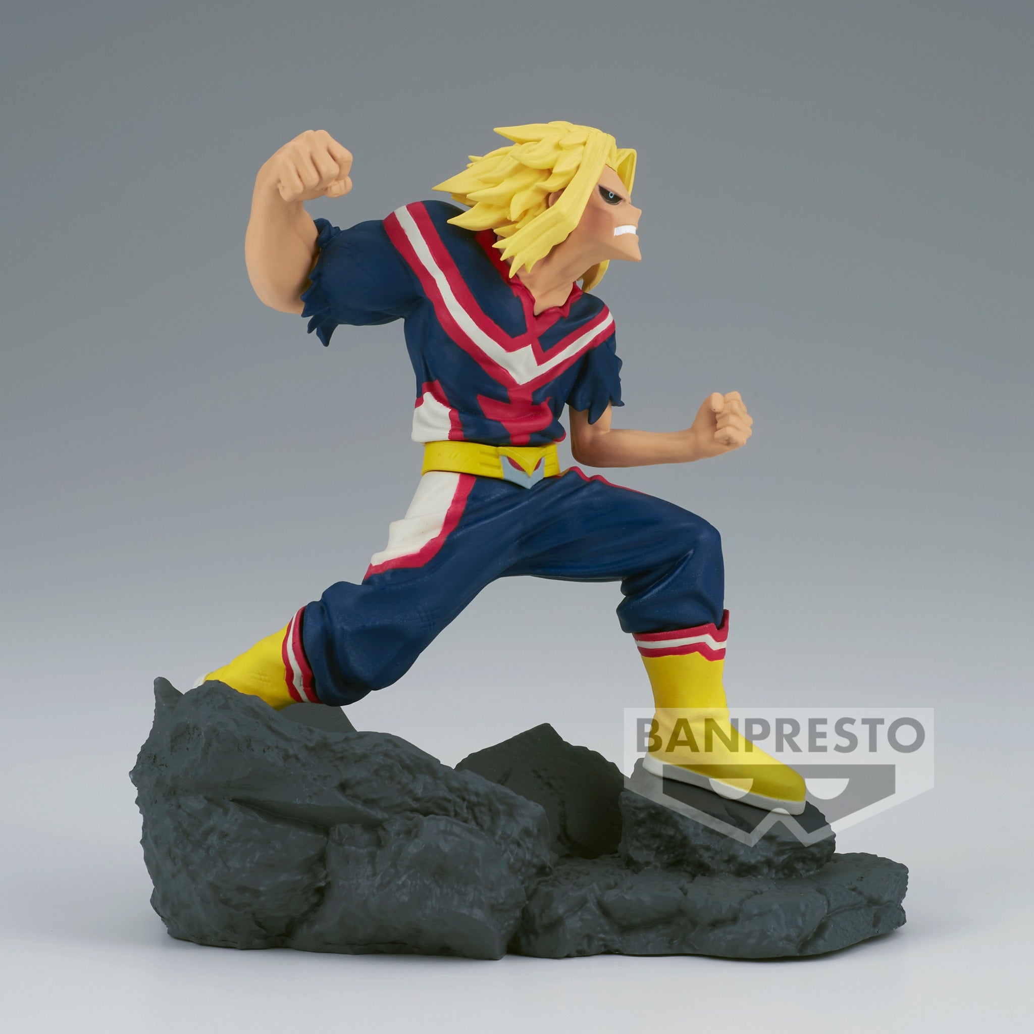 Vue 3/4 de face à mi-distance de la figurine de All Might de My Hero Academia en costume de héros, avec une expression déterminée.