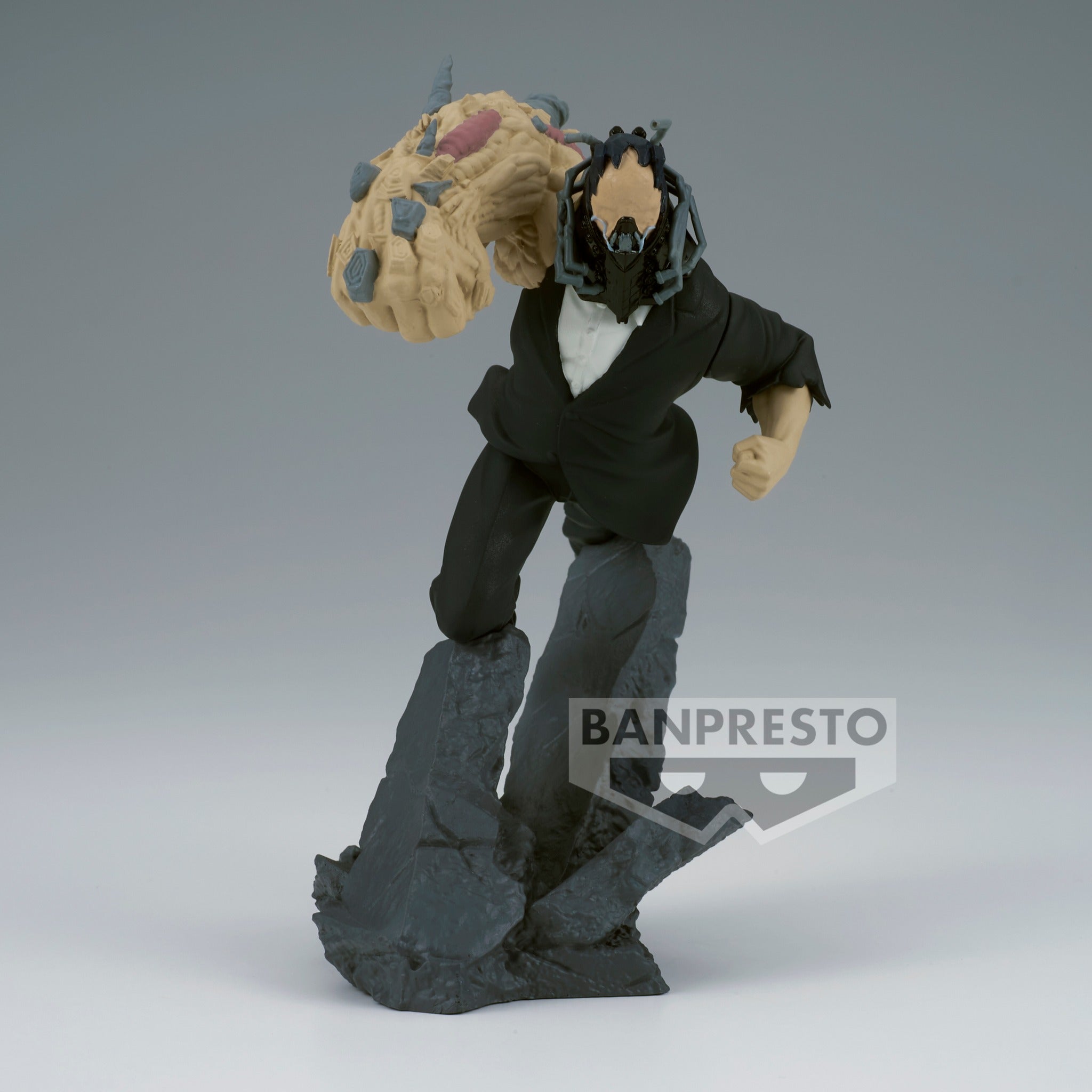 Vue 3/4 de face à mi-distance de la figurine de All For One de My Hero Academia en costume noir, tenant une main grotesque.