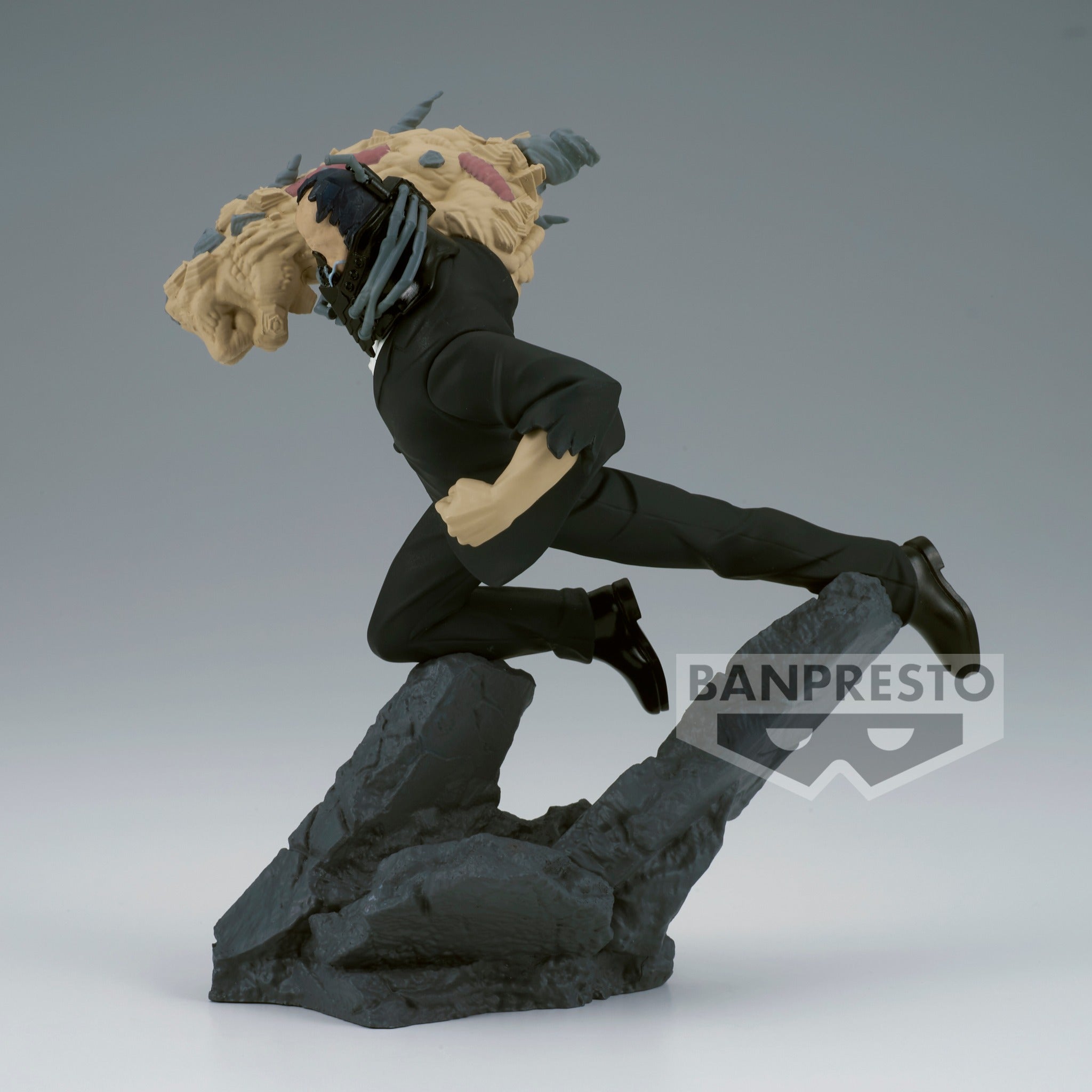 Vue 3/4 de face à mi-distance de la figurine d'un personnage de My Hero Academia en costume, en pose dynamique avec une transformation monstrueuse.