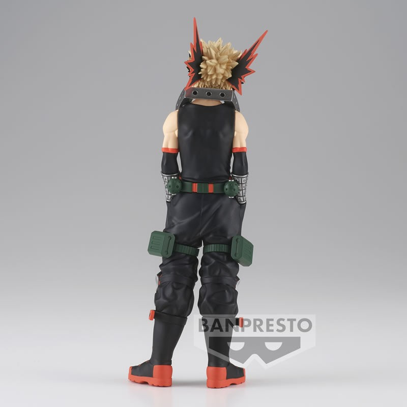 Vue 3/4 arrière en plein corps de la figurine Prize de Katsuki Bakugo de My Hero Academia en tenue noire sans manches, avec bras croisés et gantelets explosifs.