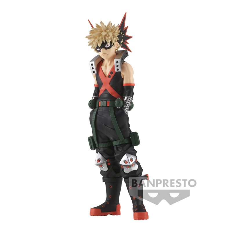 Vue 3/4 de face à distance complète de la figurine de Katsuki Bakugo de My Hero Academia en costume de héros, avec des gantelets explosifs.