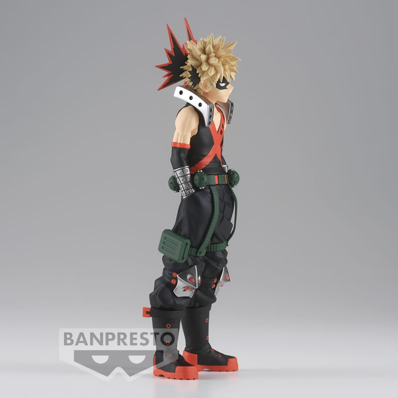 Vue de profil à mi-distance de la figurine  en tenue noire avec motif rouge, coiffure épineuse.