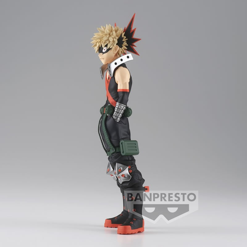 Vue de profil à mi-distance de la figurine  de Katsuki Bakugo de My Hero Academia en costume de héros noir, avec une ceinture utilitaire et des gadgets.