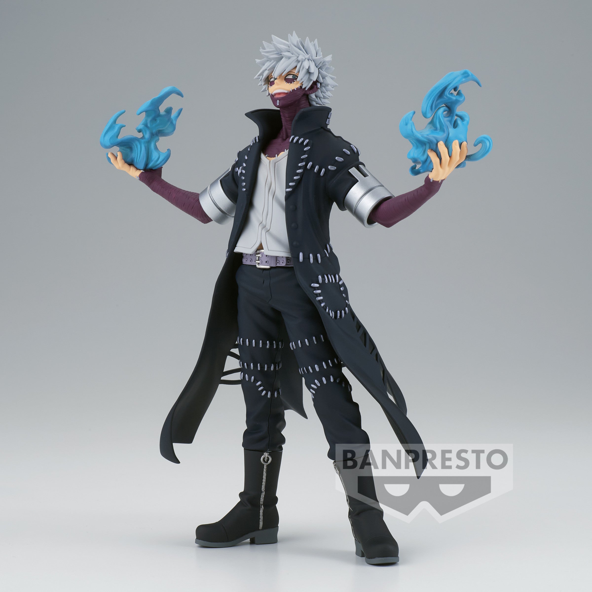 Vue 3/4 de face à mi-distance de la figurine Prize de Dabi de My Hero Academia, portant un long manteau noir et émettant des flammes bleues.