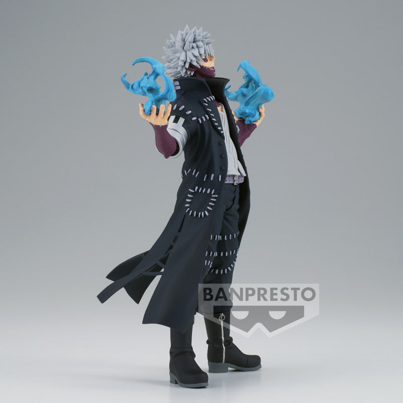 Vue 3/4 de face à mi-distance de la figurine Prize de Dabi de My Hero Academia en manteau noir, tenant des flammes bleues.