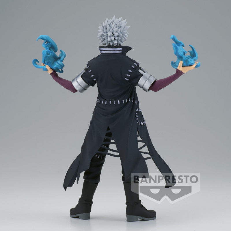 Vue de dos à mi-distance de la figurine  d'un personnage de My Hero Academia en manteau noir, tenant des effets de flamme bleue dans les deux mains.