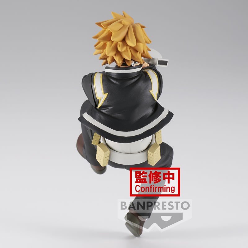 Vue 3/4 arrière à mi-distance de la figurine de Denki Kaminari de My Hero Academia en manteau noir avec motifs d'éclairs jaunes, gadgets à la taille.
