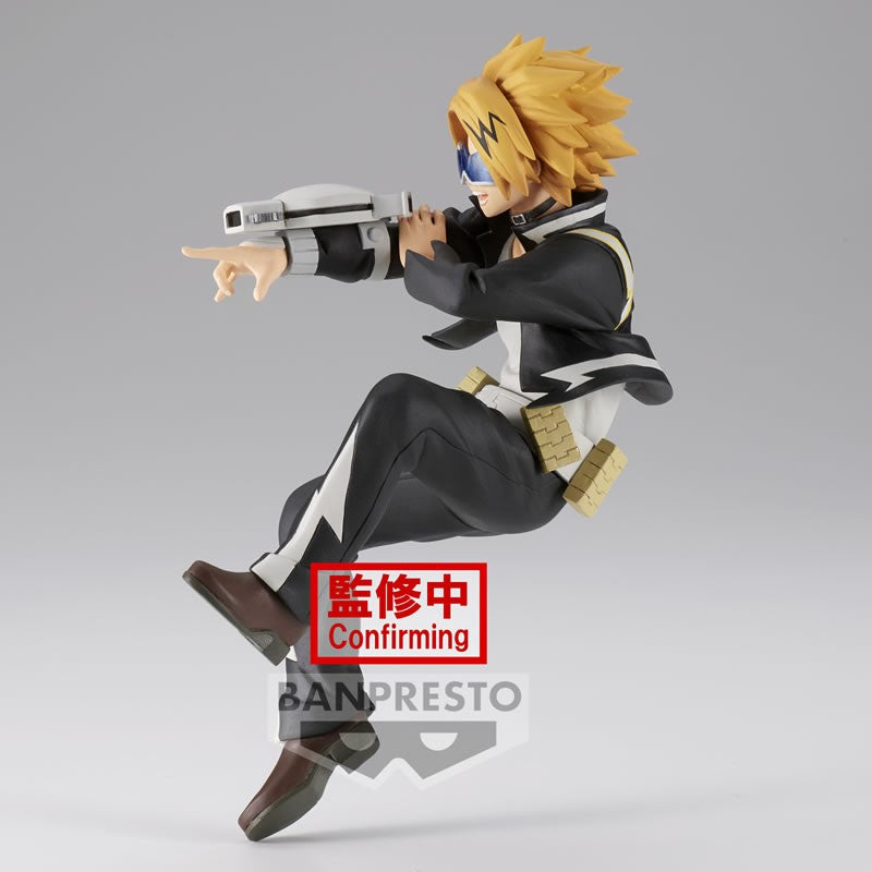 Vue de profil à mi-distance de la figurine de Denki Kaminari de My Hero Academia en costume noir avec motif en zigzag blanc, tenant un dispositif d'attaque dans la main droite.