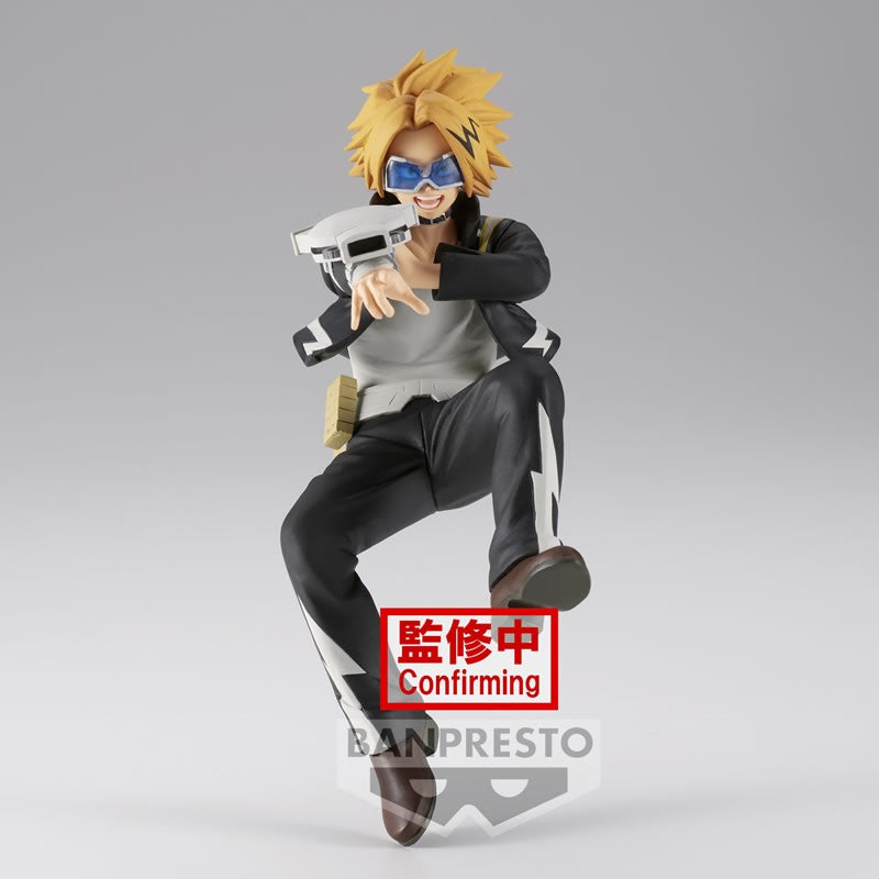 Vue 3/4 de face à mi-distance de la figurine de Denki Kaminari de My Hero Academia en tenue de héros, tenant un appareil ressemblant à une arme sur le poignet.