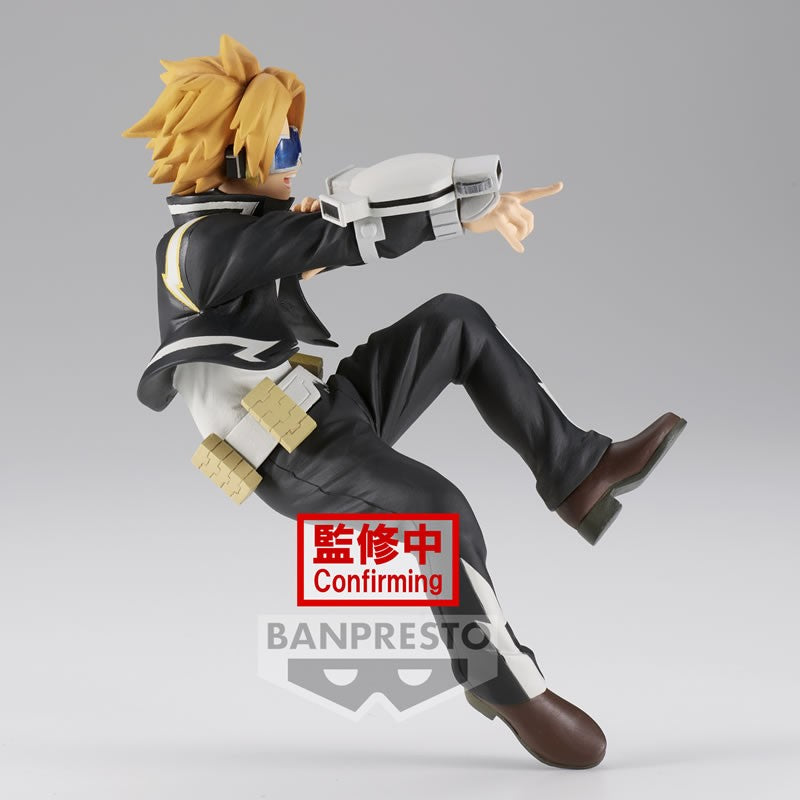 Vue 3/4 de face à mi-distance de la figurine de Denki Kaminari de My Hero Academia en costume de héros noir avec accents blancs et jaunes, tenant une ceinture utilitaire.