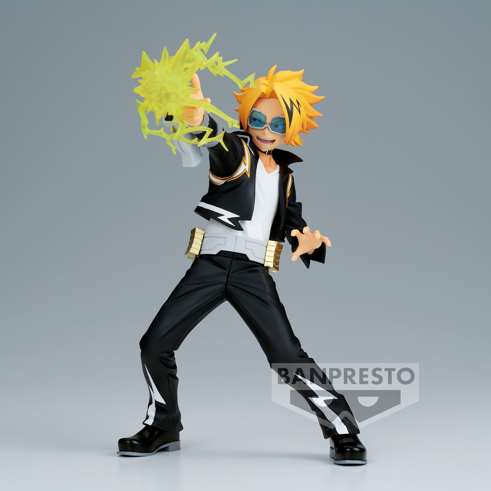 Vue 3/4 de face à mi-distance de la figurine de Denki Kaminari de My Hero Academia, tenant une main en avant, avec des lunettes de protection bleues.
