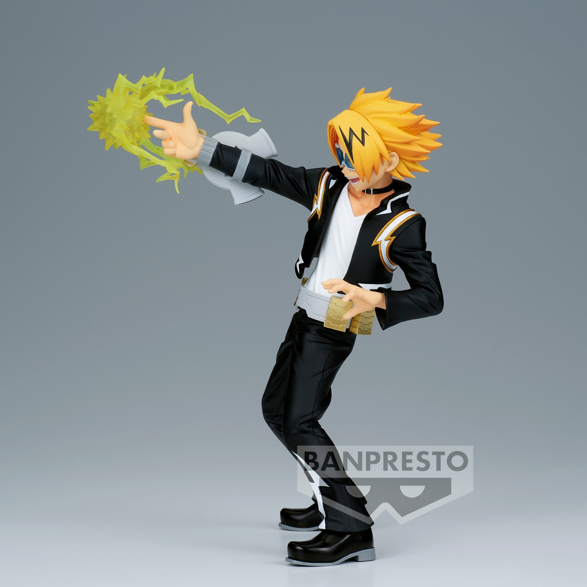 Vue 3/4 de face à mi-distance de la figurine  de Denki Kaminari de My Hero Academia en costume noir avec accents jaunes, tenant une manifestation électrique dans sa main.