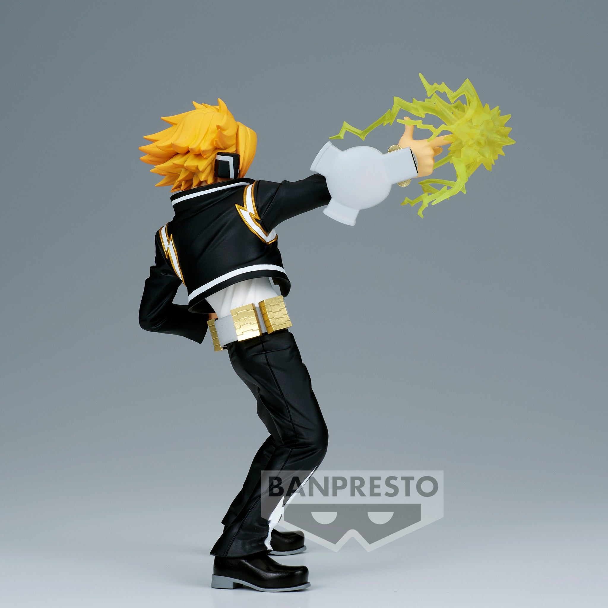 Vue 3/4 arrière à mi-distance de la figurine Denki Kaminari de My Hero Academia en veste noire avec accents jaunes, main droite émettant une énergie électrique.