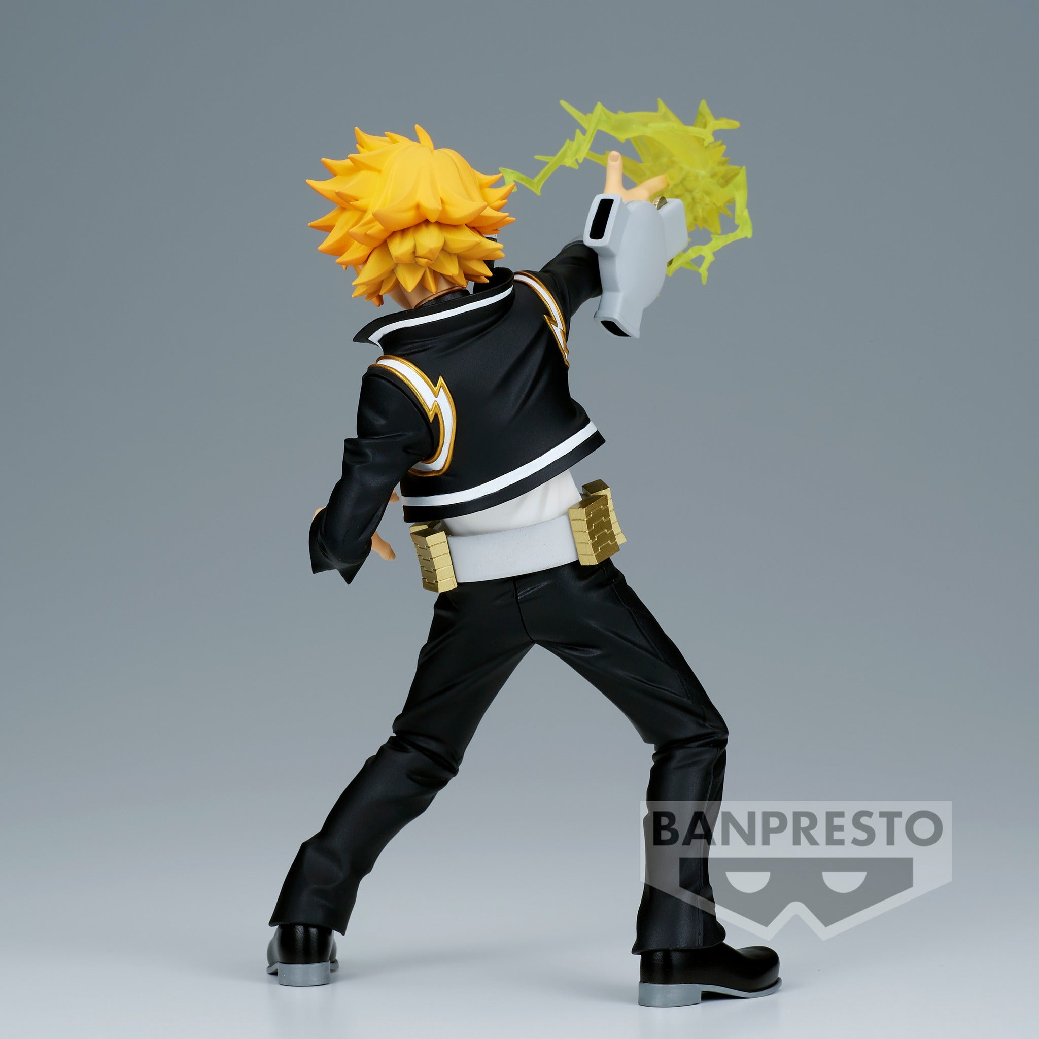 Vue 3/4 arrière à mi-distance de la figurine de Denki Kaminari de My Hero Academia en veste noire avec accents jaunes, tenant un effet de foudre jaune dans sa main.