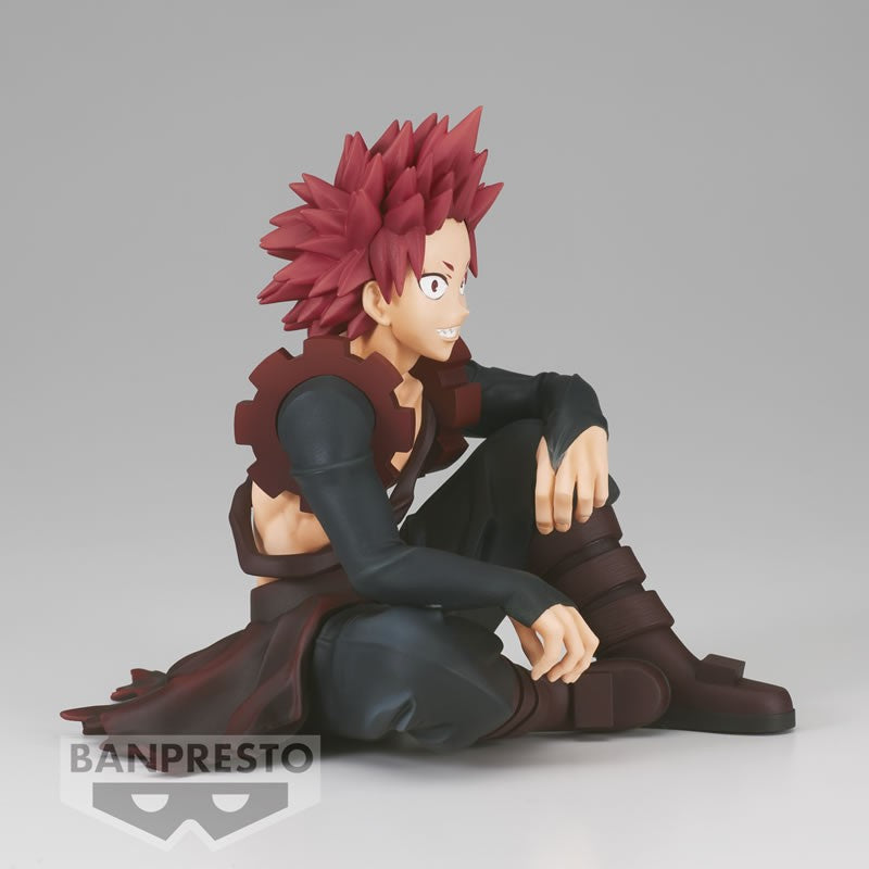 Vue 3/4 de face à mi-distance de la figurine de Eijiro Kirishima de My Hero Academia en tenue sombre avec un gilet ouvert et des détails en forme d'engrenage.