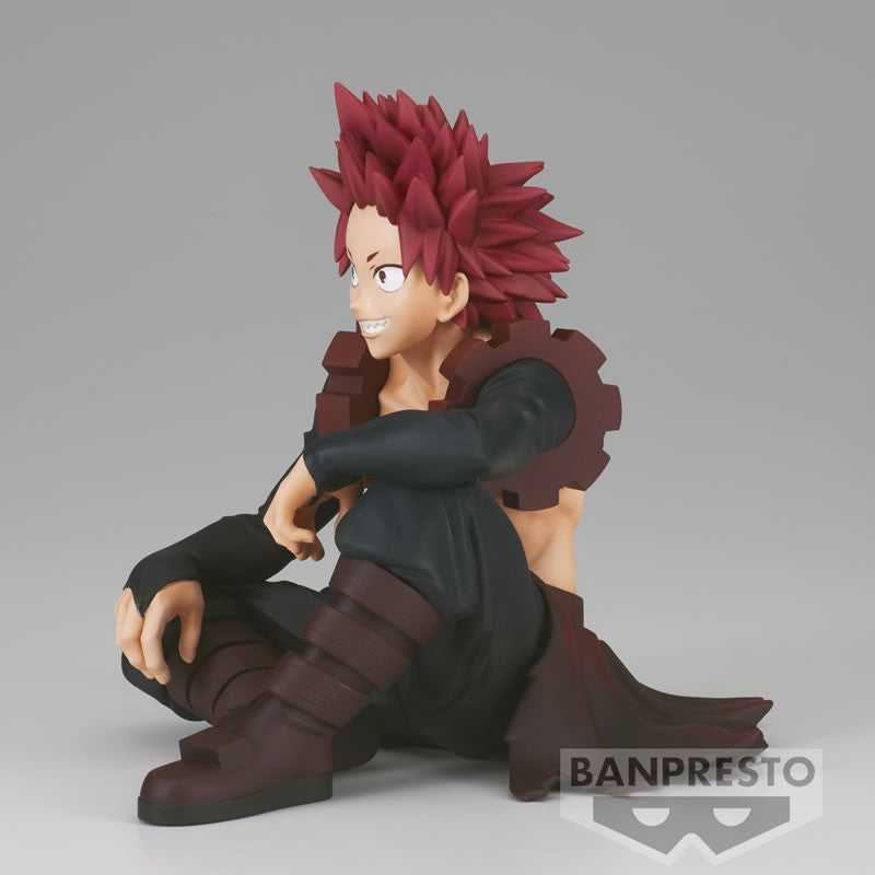 Vue 3/4 de face à mi-distance de la figurine  d'Eijiro Kirishima de My Hero Academia en tenue noire avec un épaule en forme de rouage.
