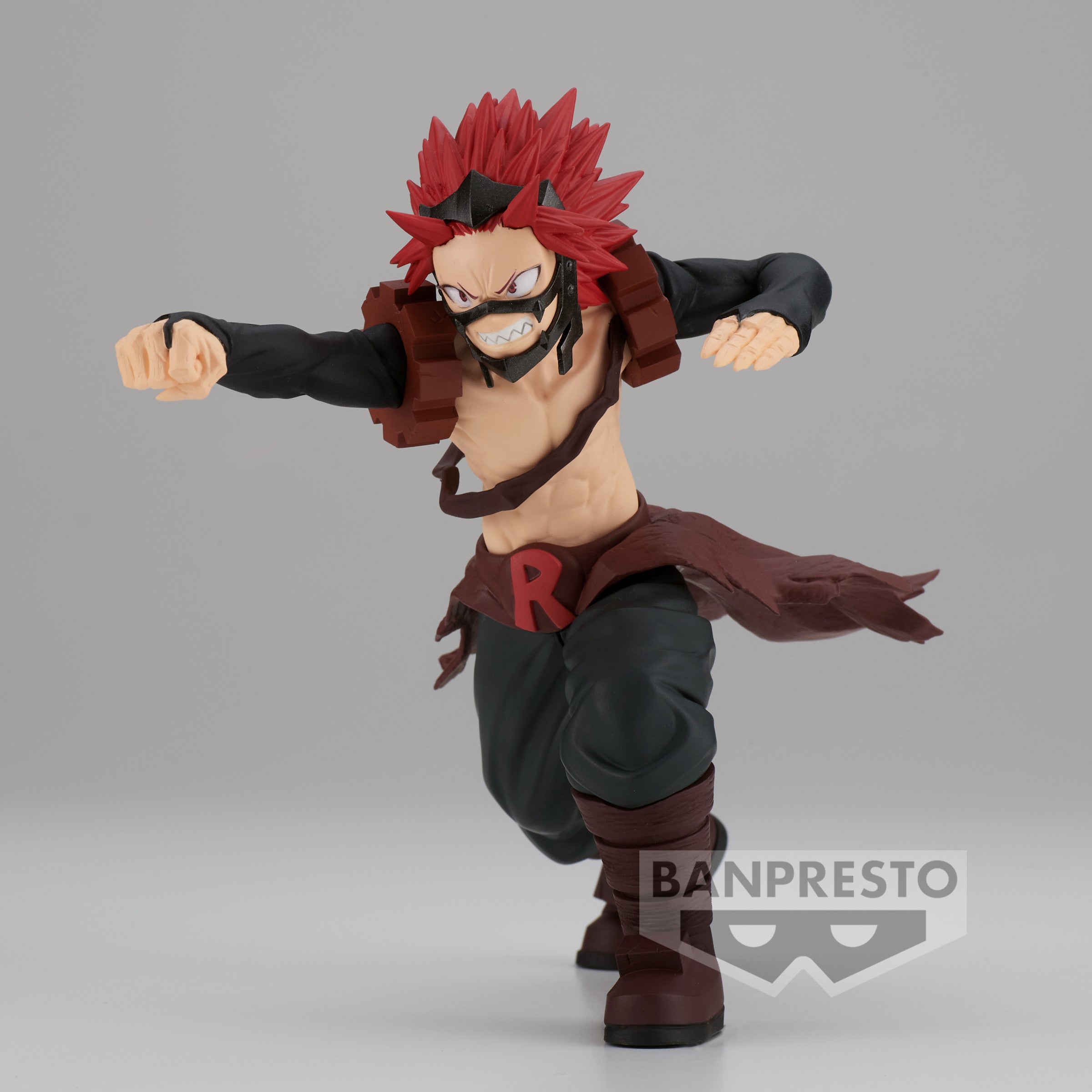 Vue 3/4 de face à mi-distance de la figurine de Eijiro Kirishima de My Hero Academia avec une expression déterminée et bras droit tendu.