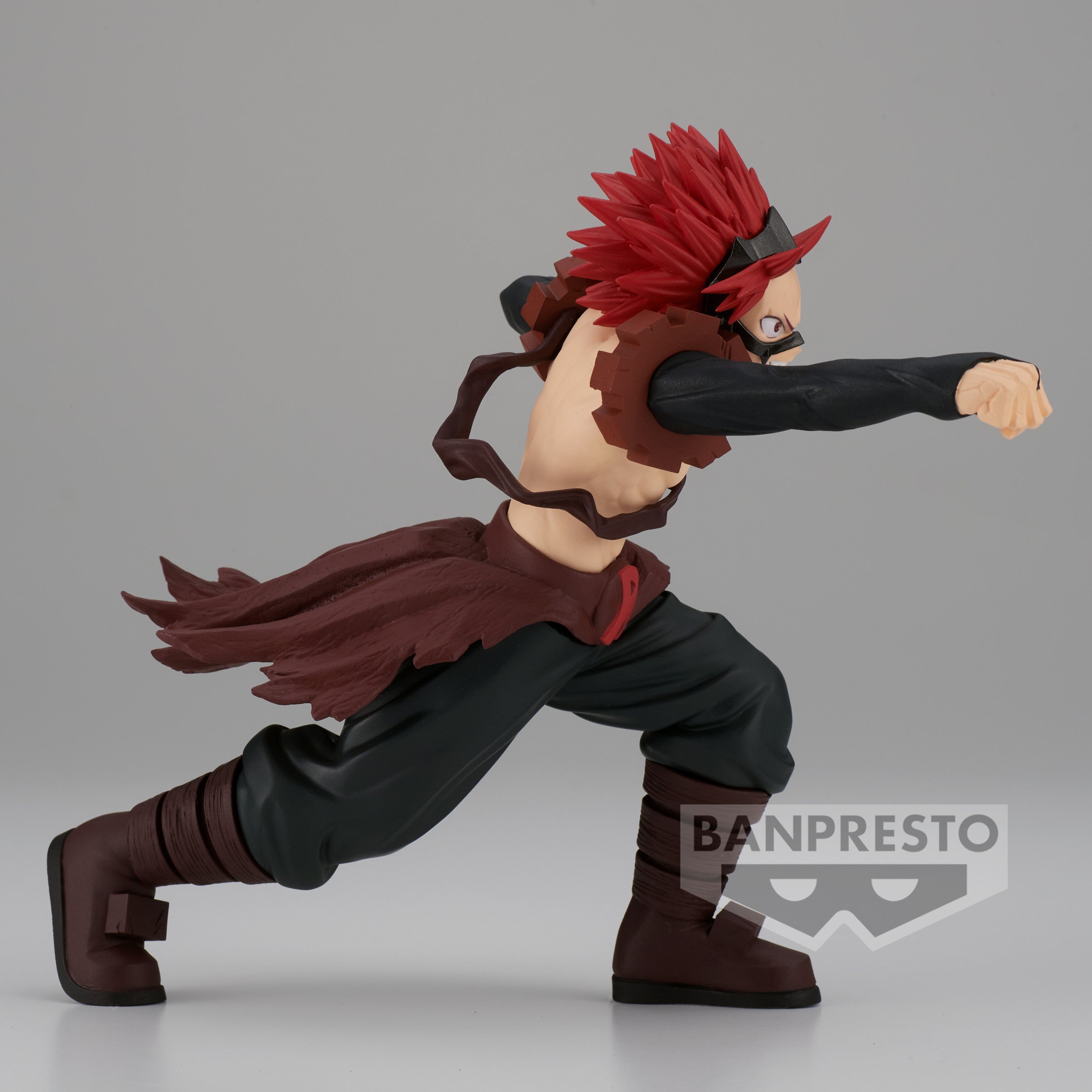 Vue de profil en plan entier de la figurine Amazing Heroes de Eijiro Kirishima de My Hero Academia, torse nu avec un bandeau rouge et un ceinture distinctive.