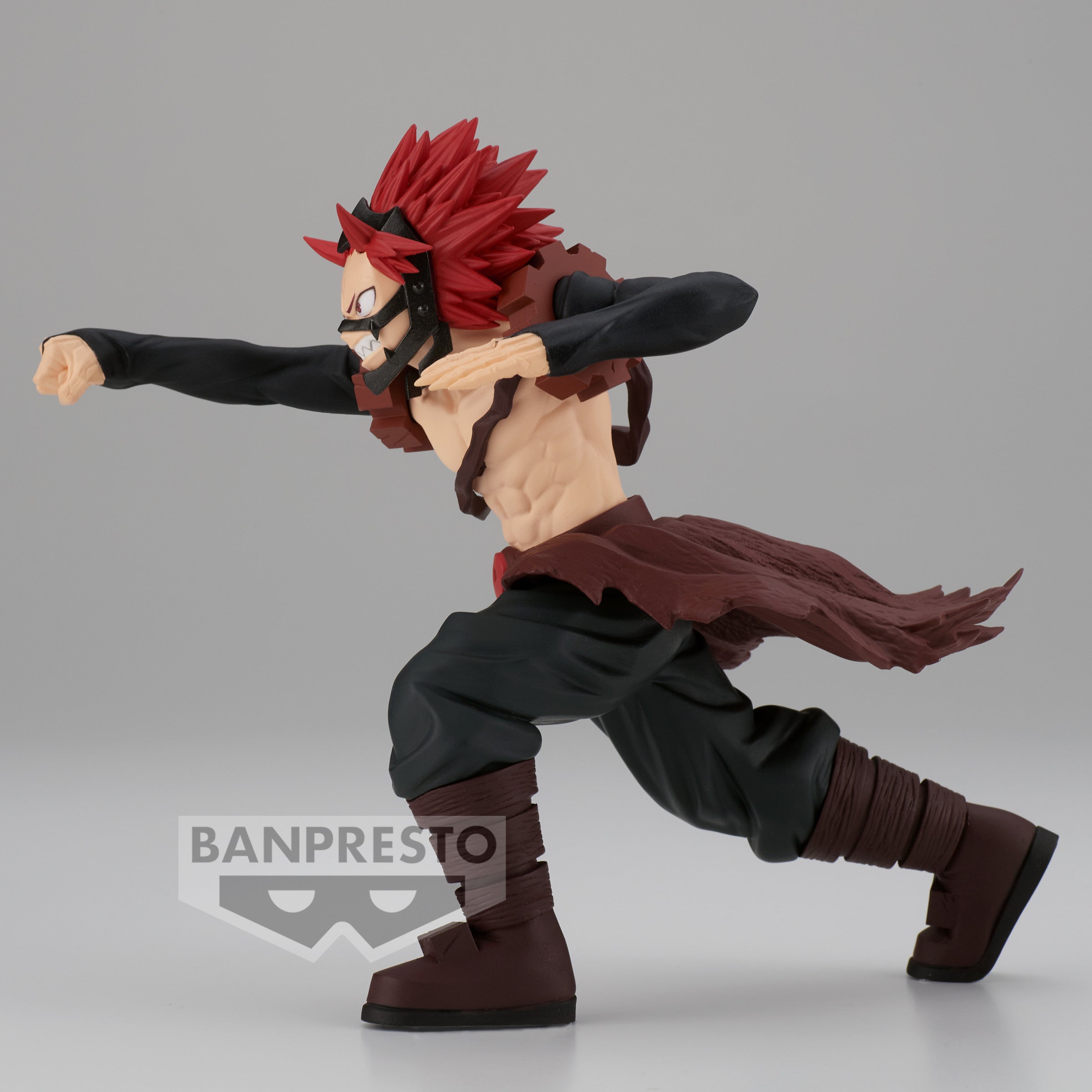 Vue de profil à mi-distance de la figurine Amazing Heroes d'Eijiro Kirishima de My Hero Academia en costume de héros rouge et noir, en pose dynamique.