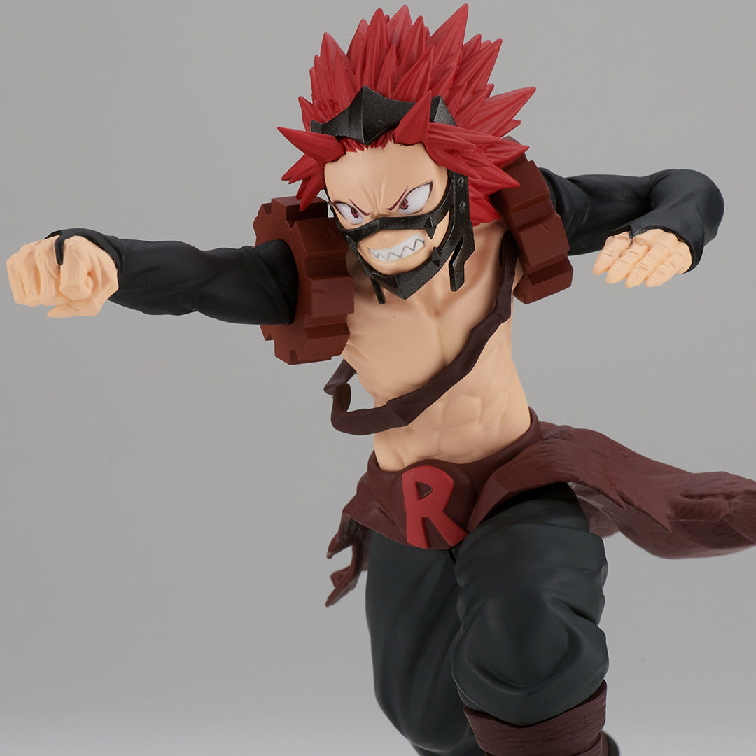Vue 3/4 de face à mi-distance de la figurine Amazing Heroes d'Eijiro Kirishima de My Hero Academia en tenue de combat, avec un torse partiellement exposé.