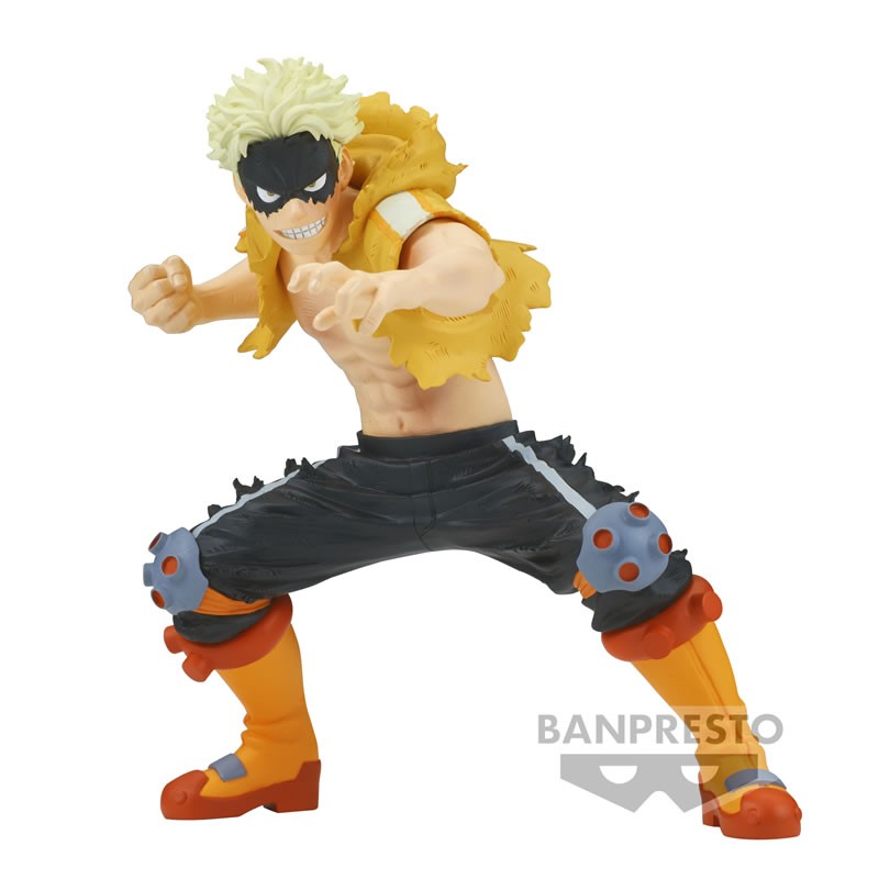 Vue 3/4 de face à mi-distance de la figurine de Fat Gum de My Hero Academia en veste jaune sans manches, avec des protections bleues et oranges.
