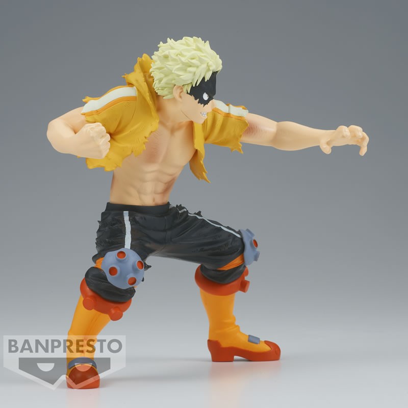 Vue 3/4 de face à mi-distance de la figurine Prize de Fat Gum de My Hero Academia en veste jaune, avec genouillères à pointes.