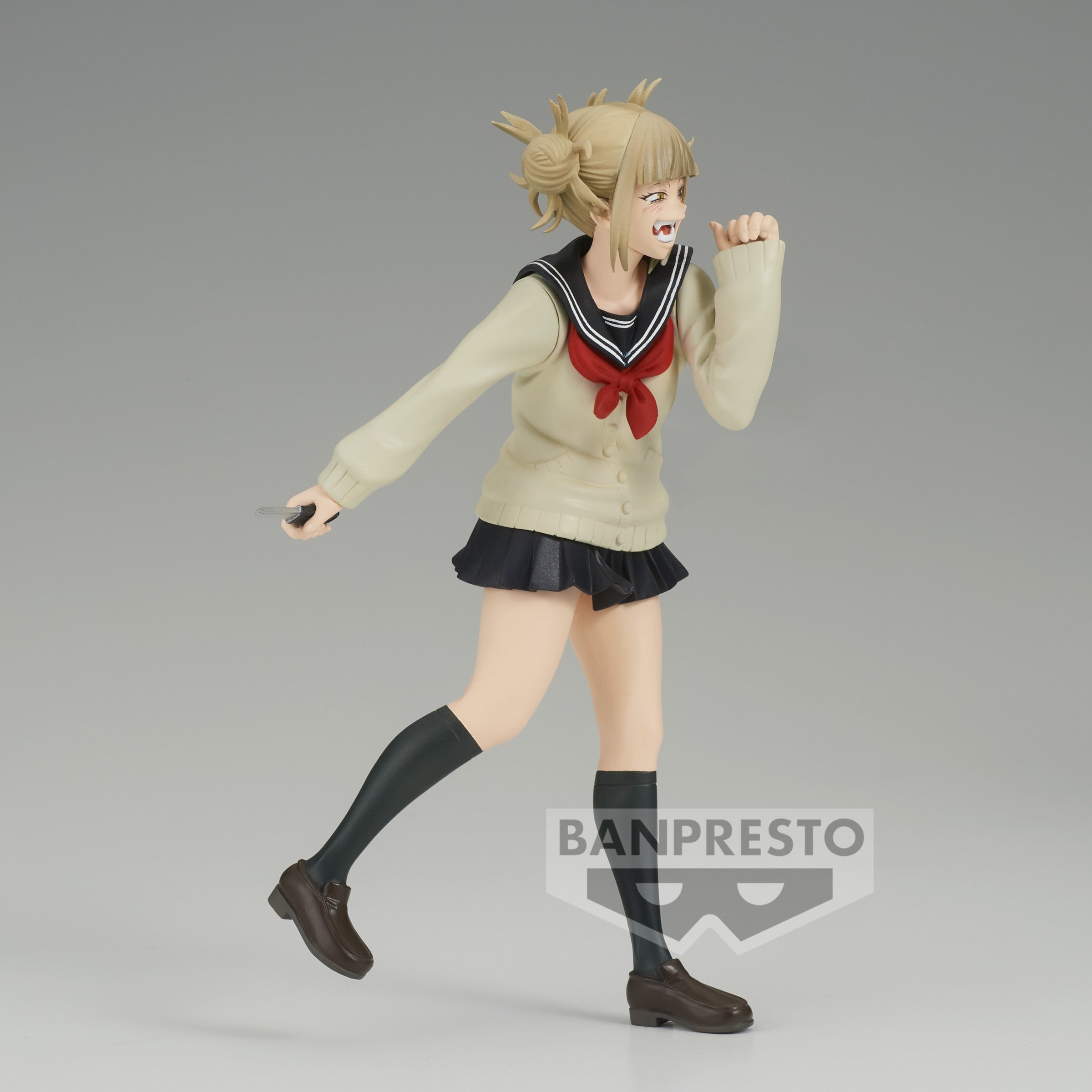Vue 3/4 de face à mi-distance de la figurine prize de Himiko Toga de My Hero Academia en uniforme scolaire, tenant un petit objet ressemblant à un couteau.