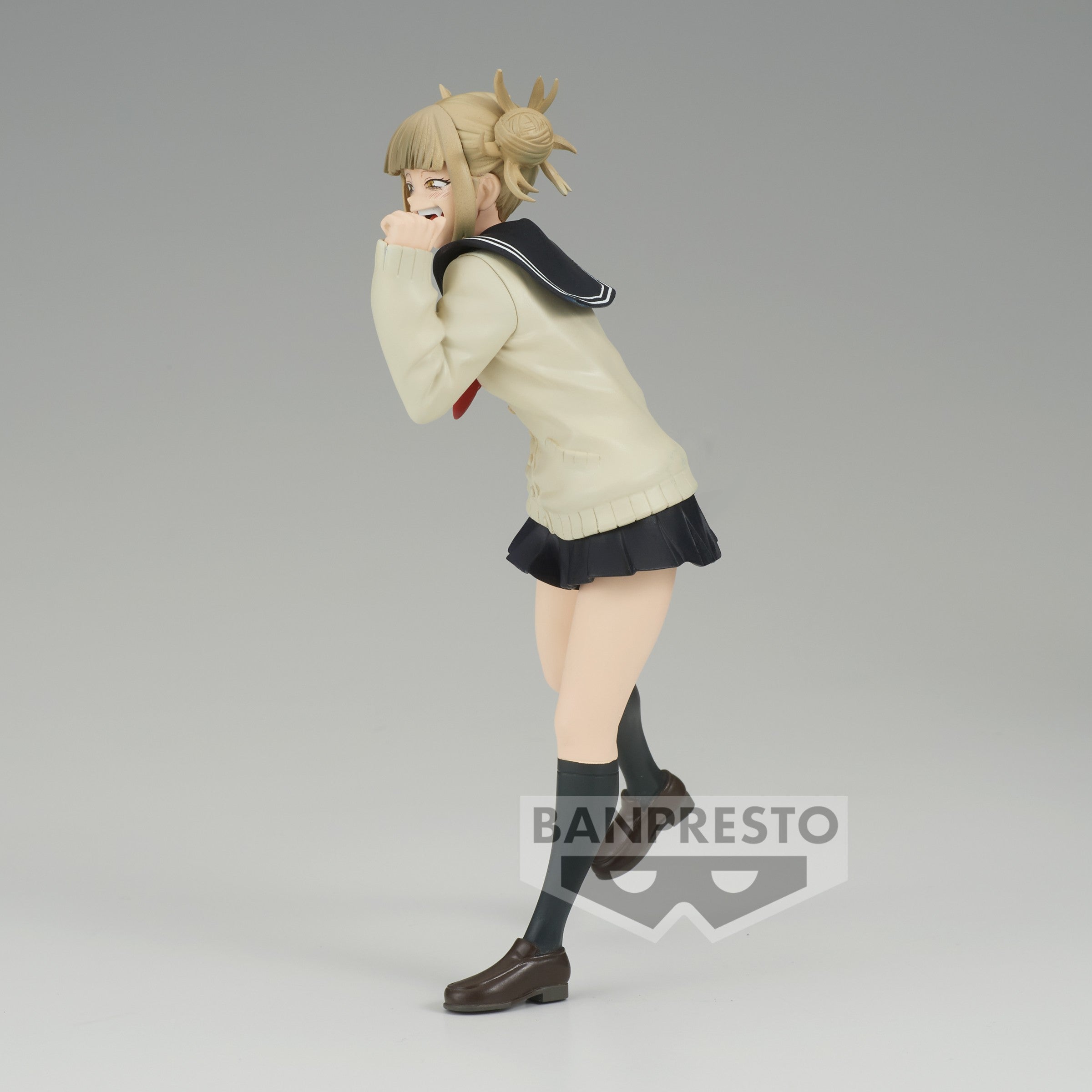 Vue 3/4 de face à mi-distance de la figurine de Himiko Toga de My Hero Academia en uniforme scolaire, avec une expression malicieuse.