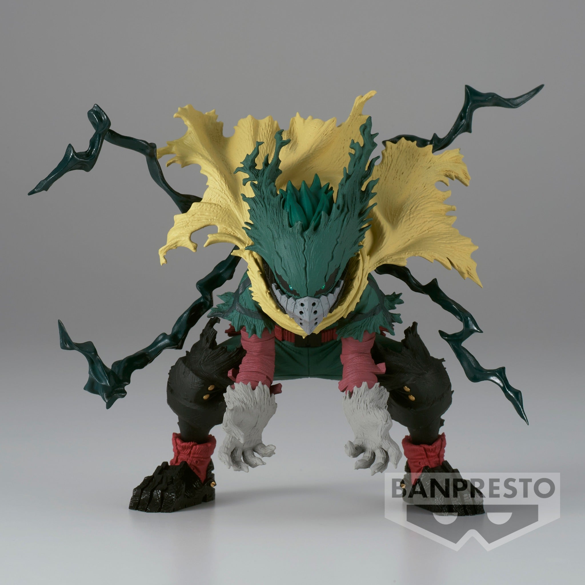 Vue de face avec plan moyen de la figurine d'Izuku Midoriya de My Hero Academia en costume de héros, en posture accroupie.