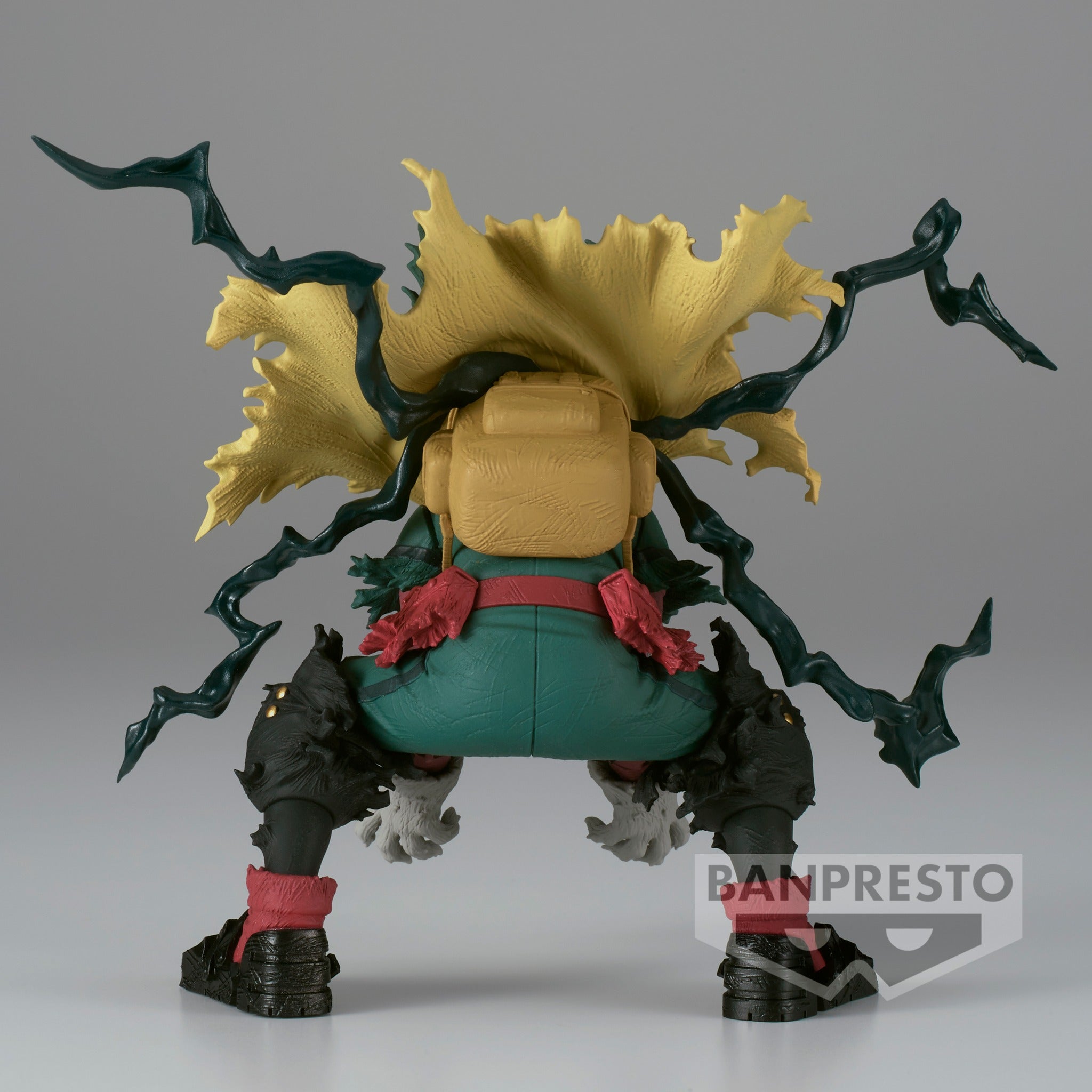 Vue de dos avec plan rapproché moyen de la figurine d'Izuku Midoriya de My Hero Academia en costume de héros vert et jaune, avec énergie noir à l'arrière.