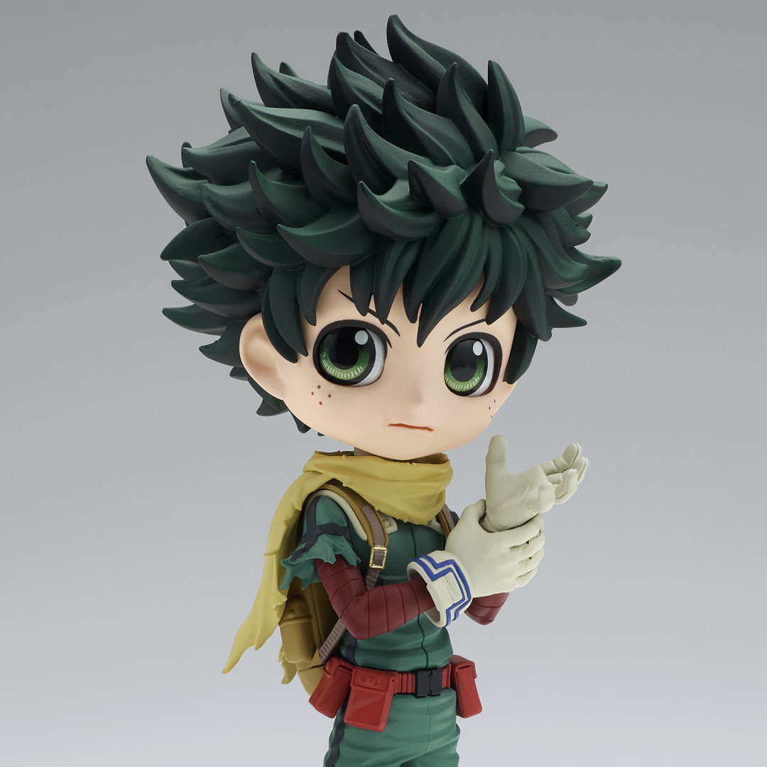 Vue 3/4 de face à mi-distance de la figurine Nendoroid d'Izuku Midoriya de My Hero Academia en costume de héros vert, tenant les mains ensemble.