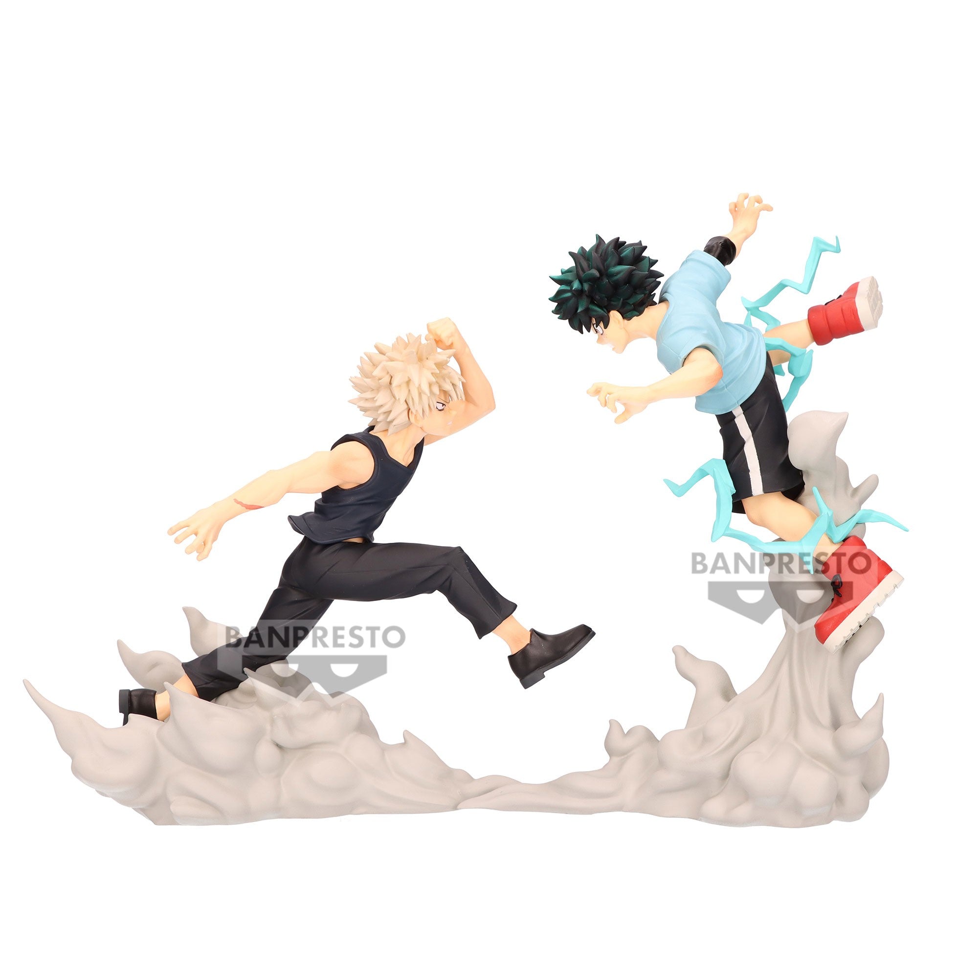 Vue 3/4 de face à mi-distance de la figurine dynamique de Katsuki Bakugo et Izuku Midoriya de My Hero Academia en poses d'action, sans accessoires.