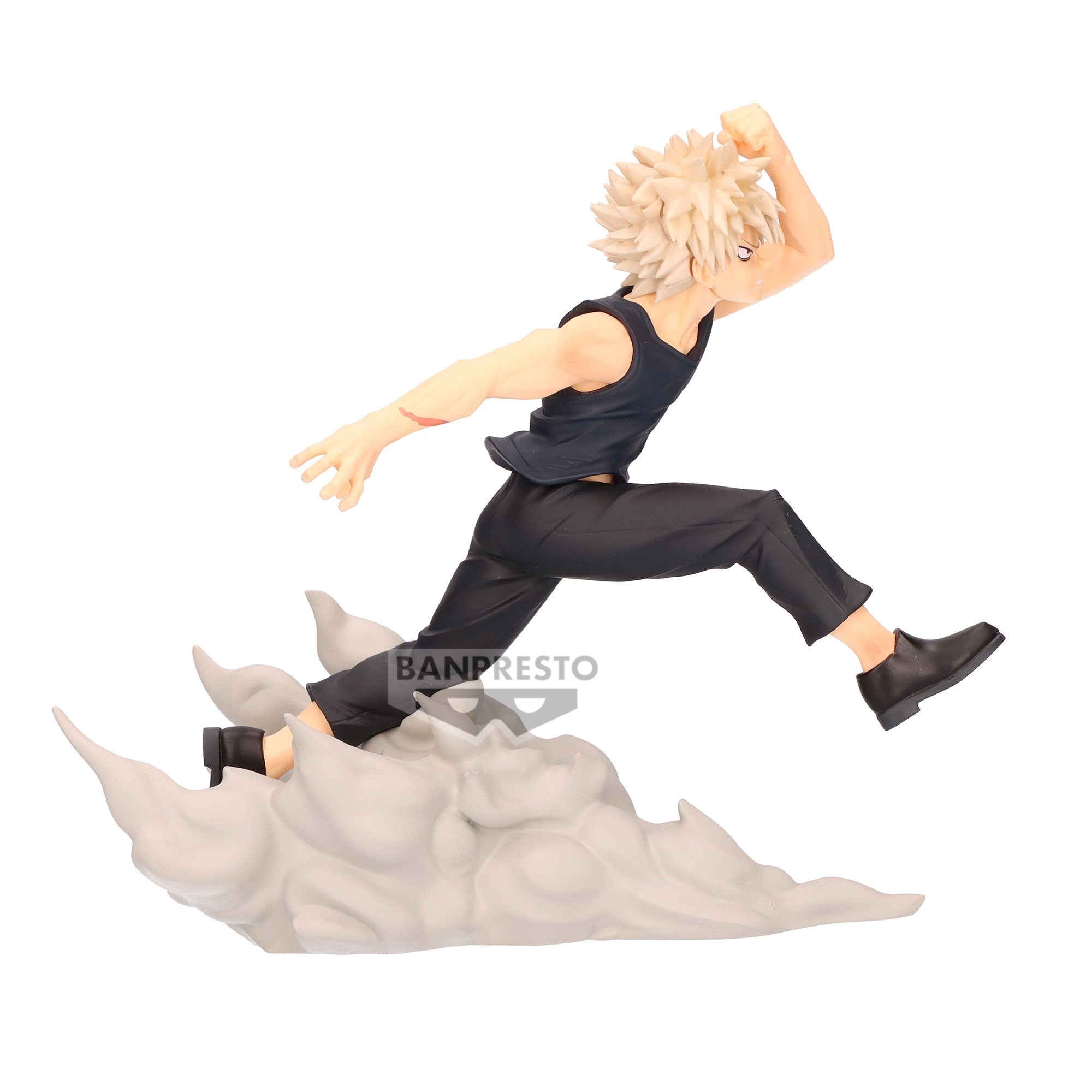 Vue de profil à mi-distance de la figurine de Izuku Midoriya de My Hero Academia, en t-shirt sans manches noir, sur une base ressemblant à des nuages.