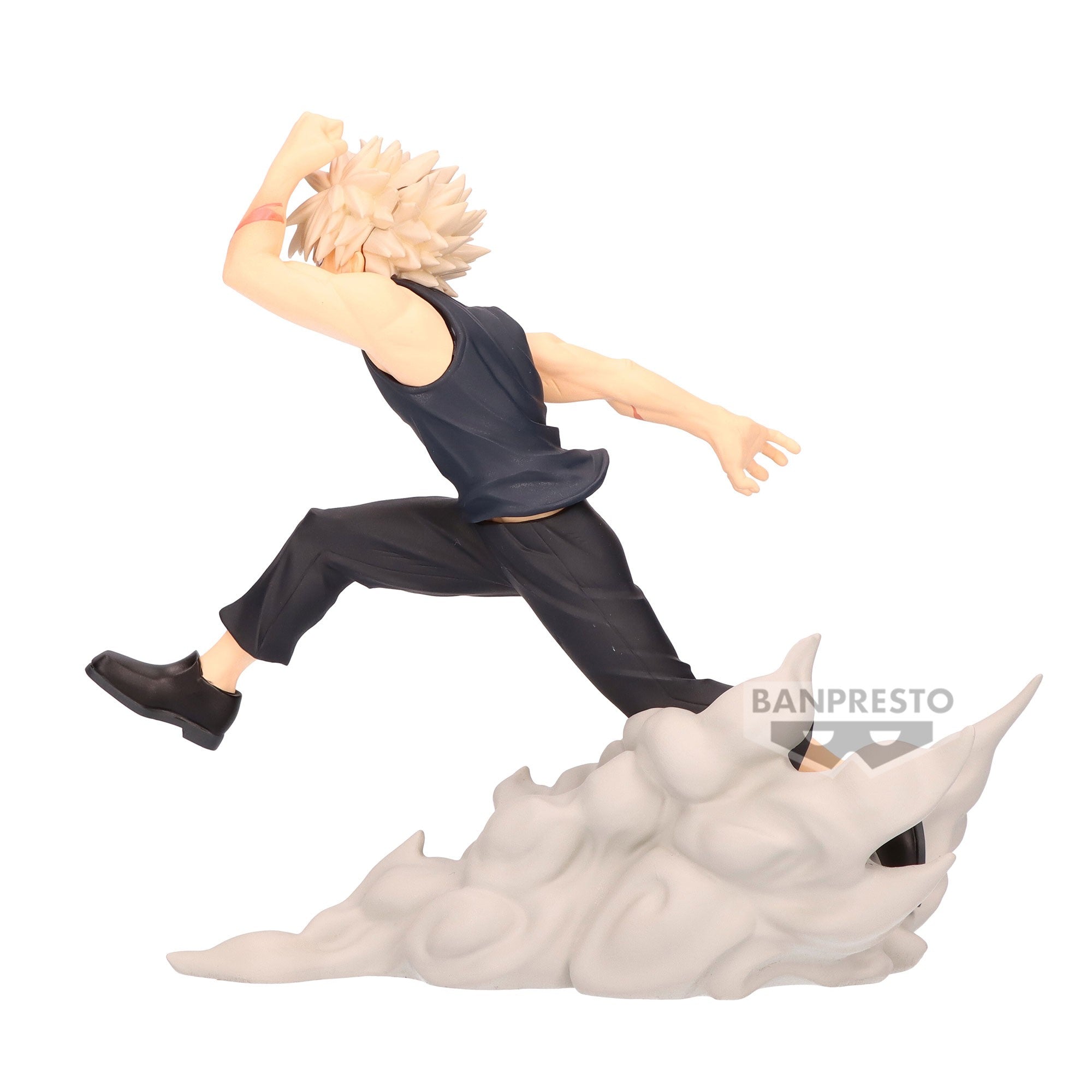 Vue 3/4 de face à mi-distance de la figurine de Katsuki Bakugo de My Hero Academia en tenue sombre, en pose dynamique avec un fond d'explosions.