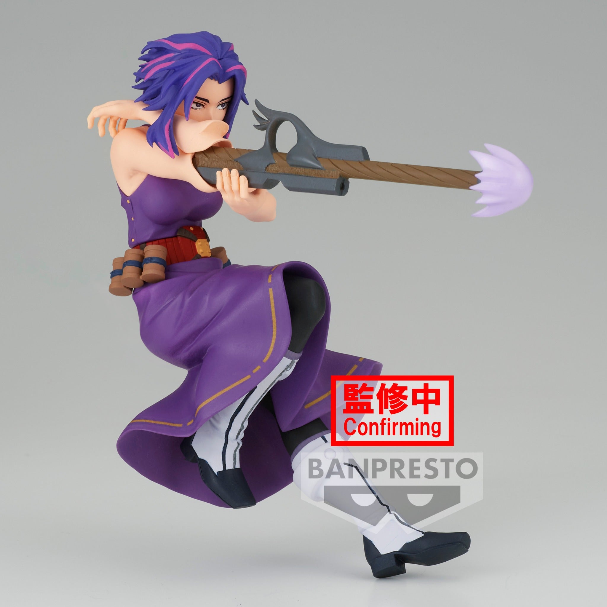 Vue 3/4 de face à mi-distance de la figurine de Lady Nagant de My Hero Academia en robe sans manches violette, tenant une arme.