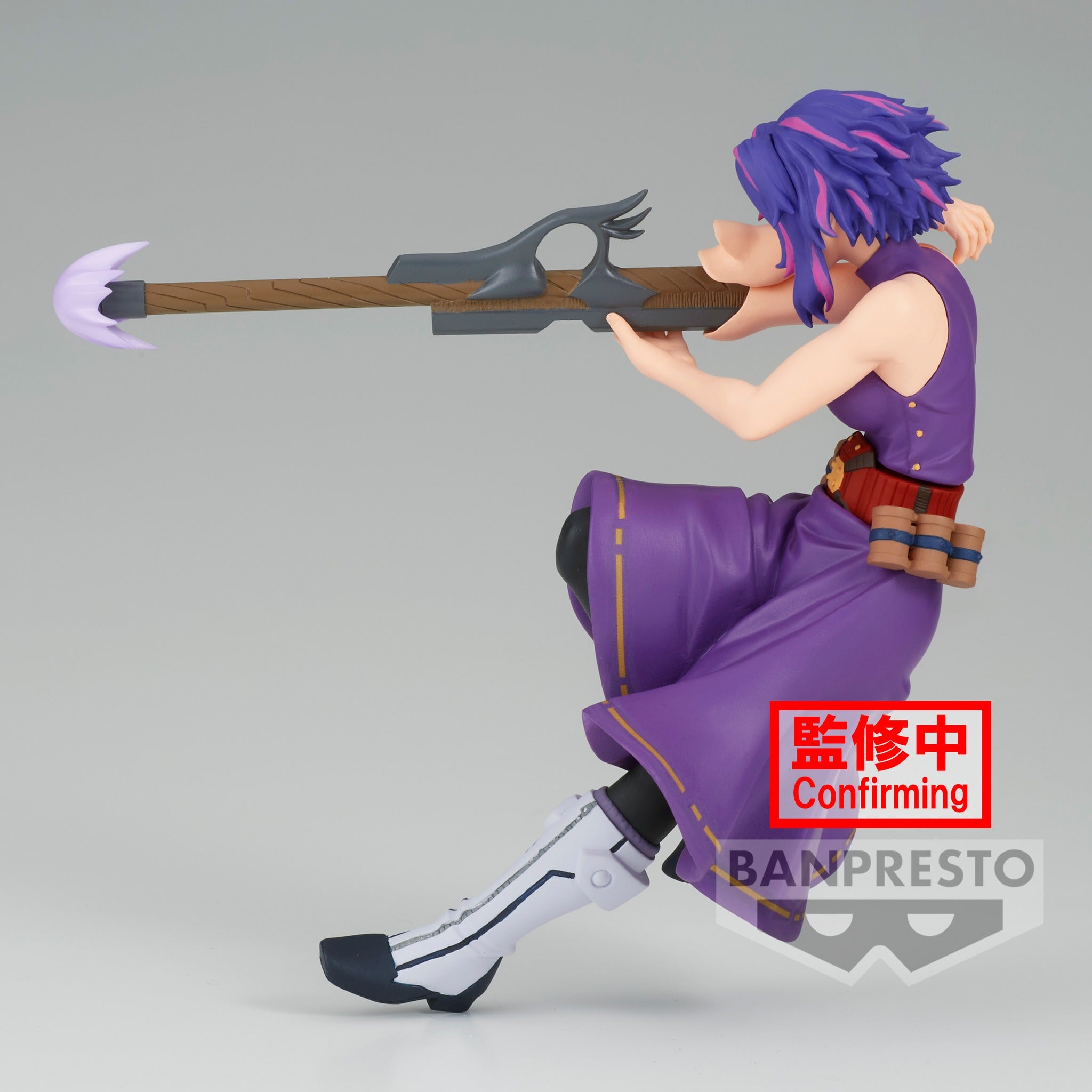 Vue 3/4 de face à mi-distance de la figurine de Lady Nagant de My Hero Academia en robe violette, tenant une arme stylisée.
