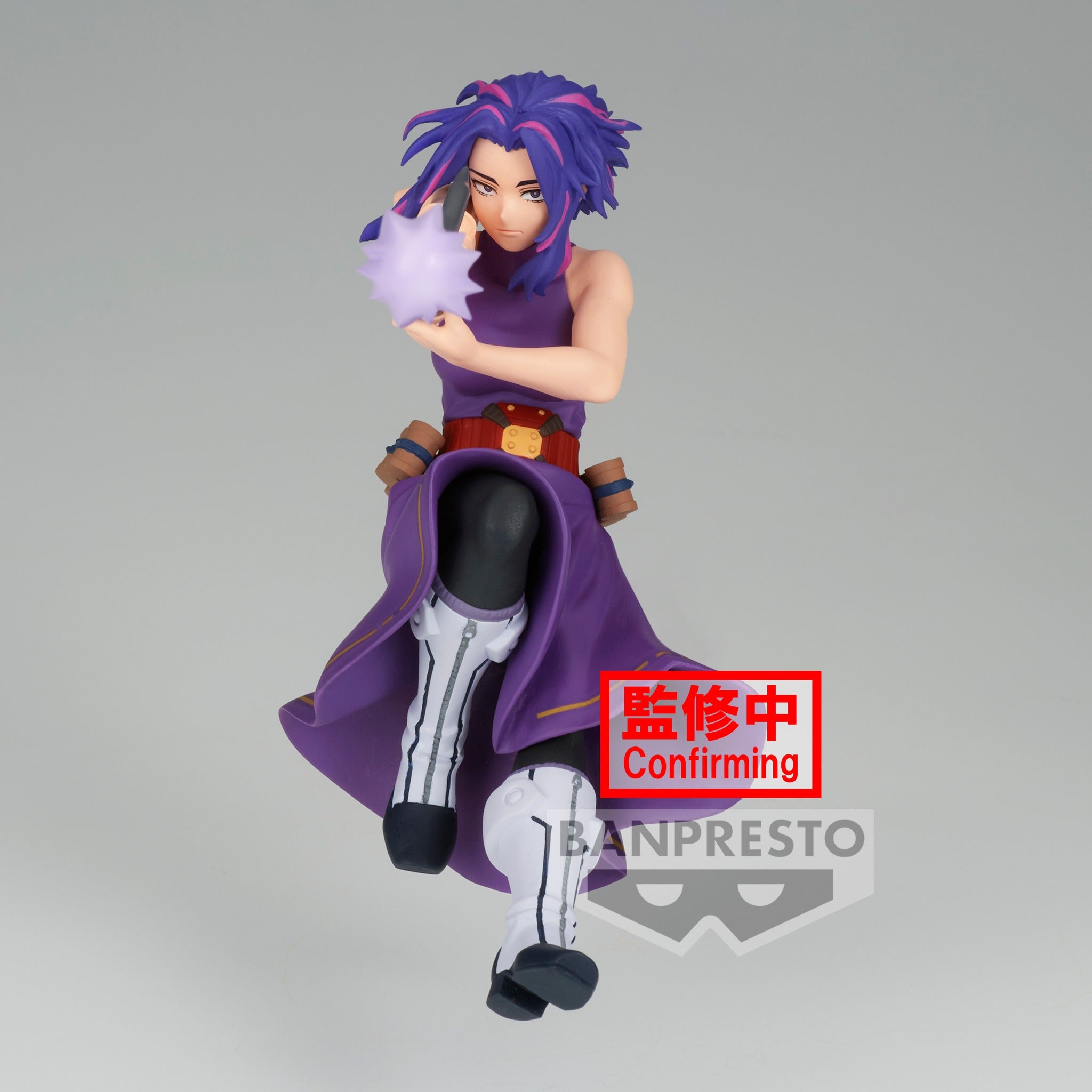 Vue 3/4 de face à mi-distance de la figurine de Lady Nagant de My Hero Academia en tunique violette sans manches, tenant un objet lumineux.