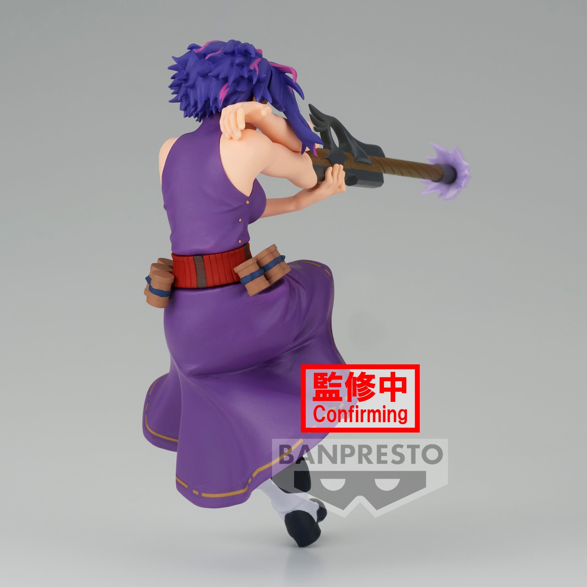 Vue 3/4 de face à mi-distance de la figurine de Lady Nagant de My Hero Academia en tenue tactique, tenant une arme.