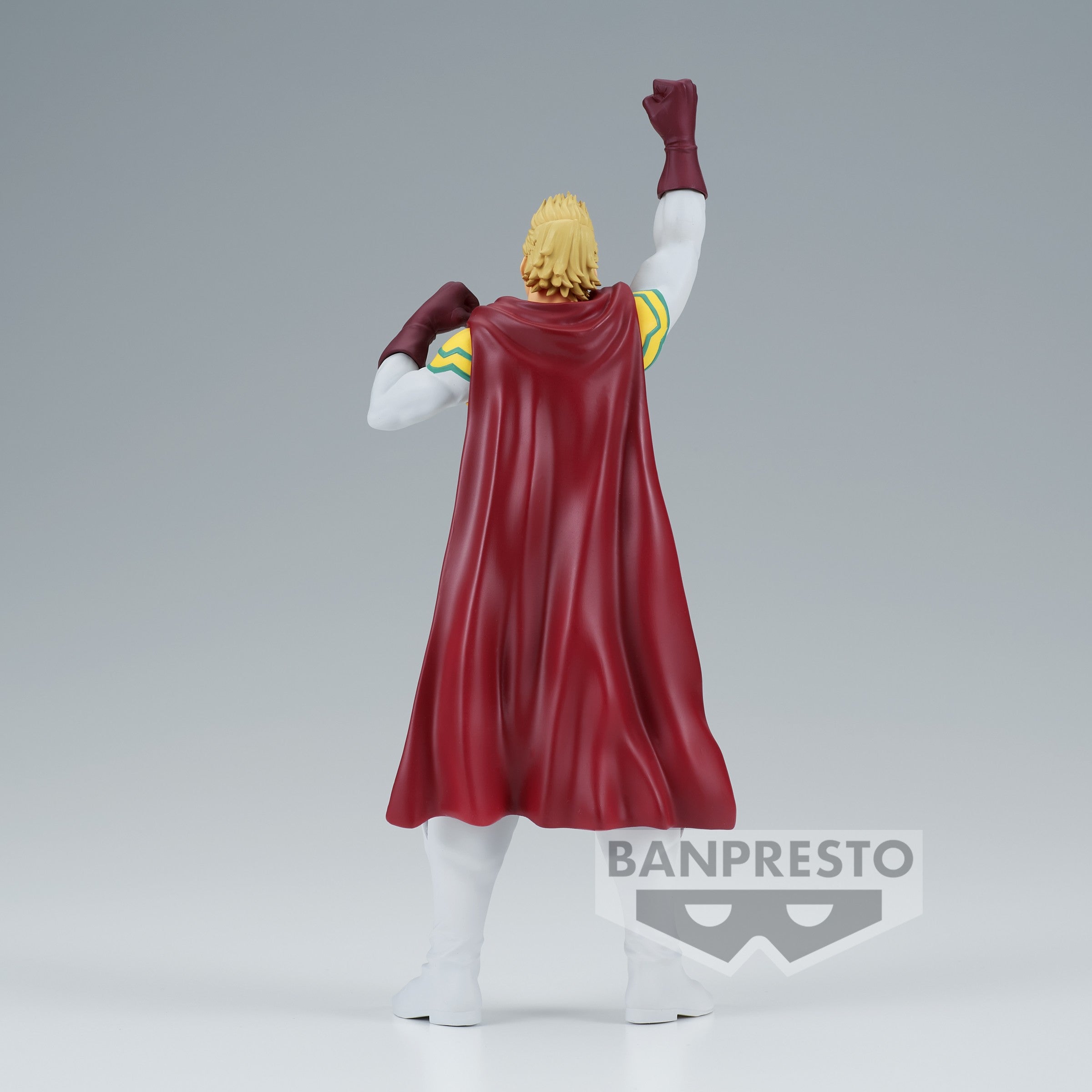 Vue 3/4 de dos à mi-distance de la figurine  de Mirio Togata de My Hero Academia en costume de héros avec une cape rouge.