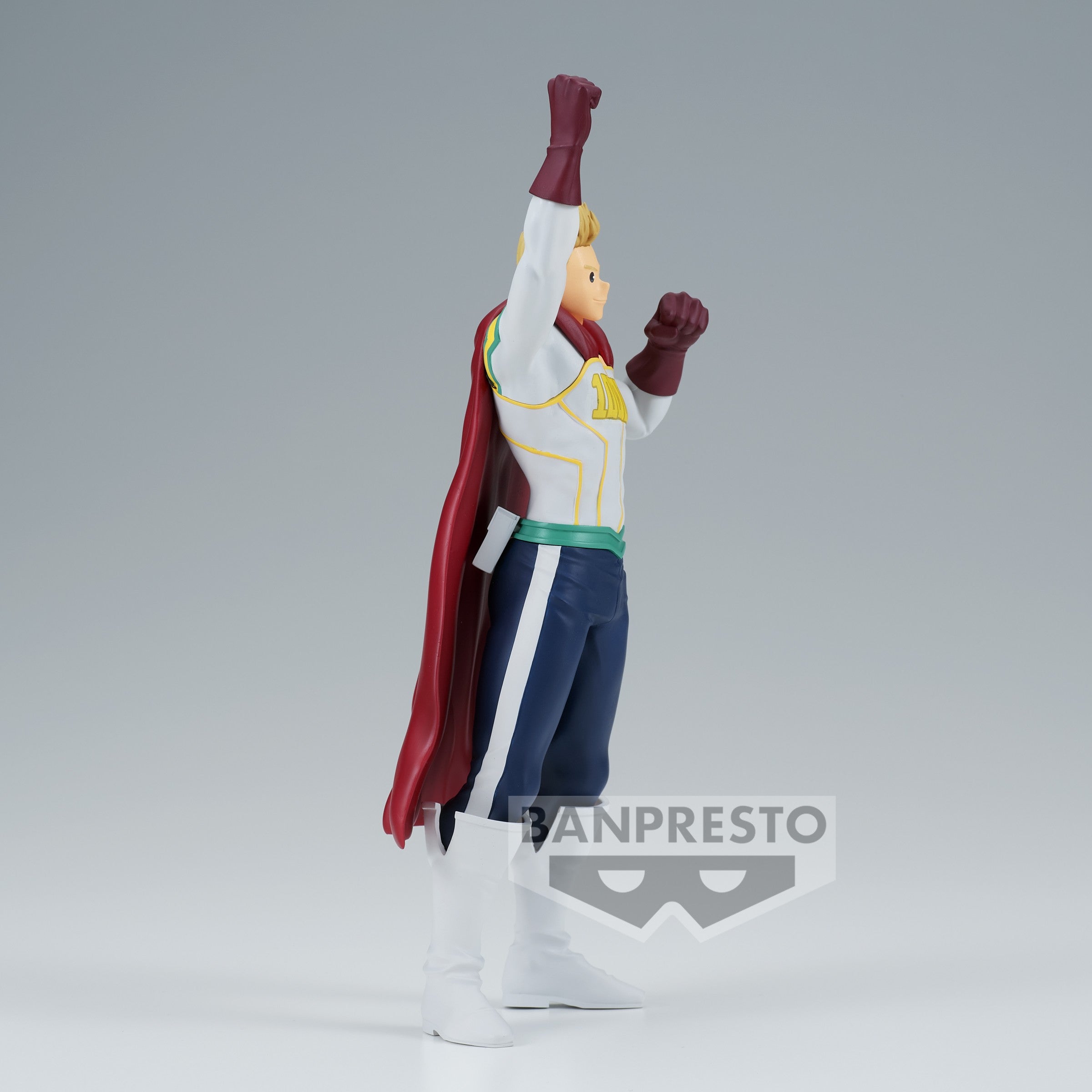 Vue de profil en plan complet de la figurine de Mirio Togata de My Hero Academia en costume de héros, cape rouge flottante.