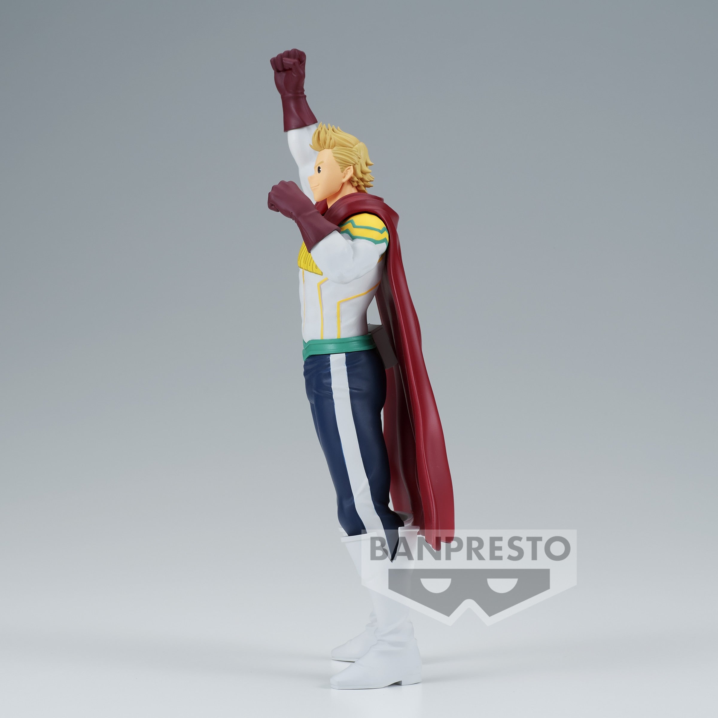 Vue 3/4 de face à distance complète de la figurine  de Mirio Togata (Le Million) de My Hero Academia en costume de héros, tenant une cape rouge.