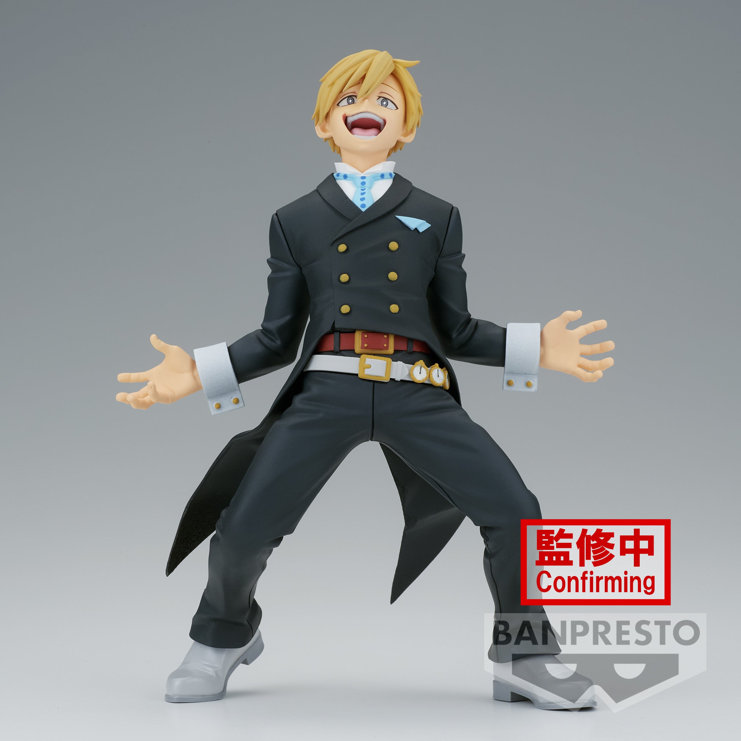 Vue de face à mi-distance de la figurine de Neito Monoma de My Hero Academia en costume noir, avec une ceinture rouge et boutons, souriant.