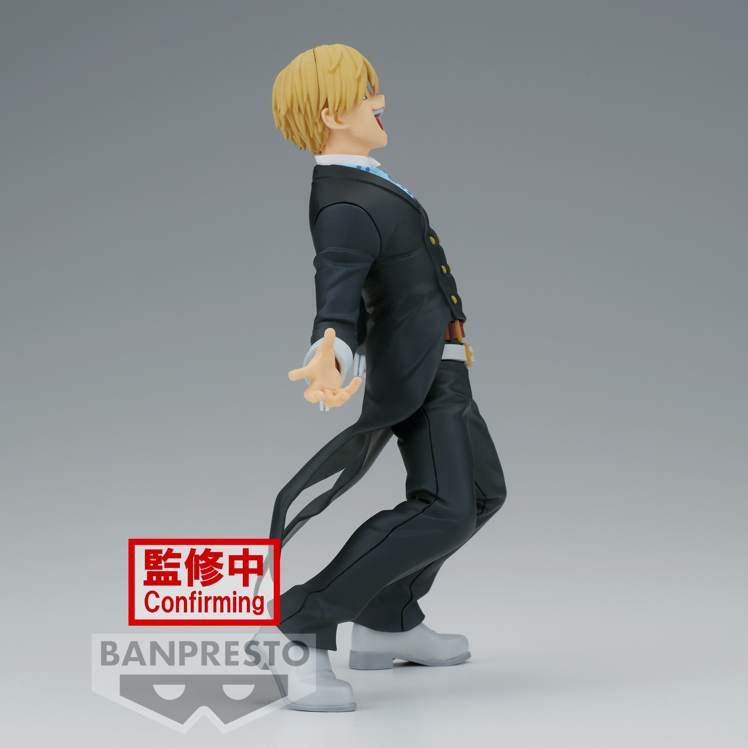Vue 3/4 de face à mi-distance de la figurine  de Sanji de One Piece en costume noir, souriant.