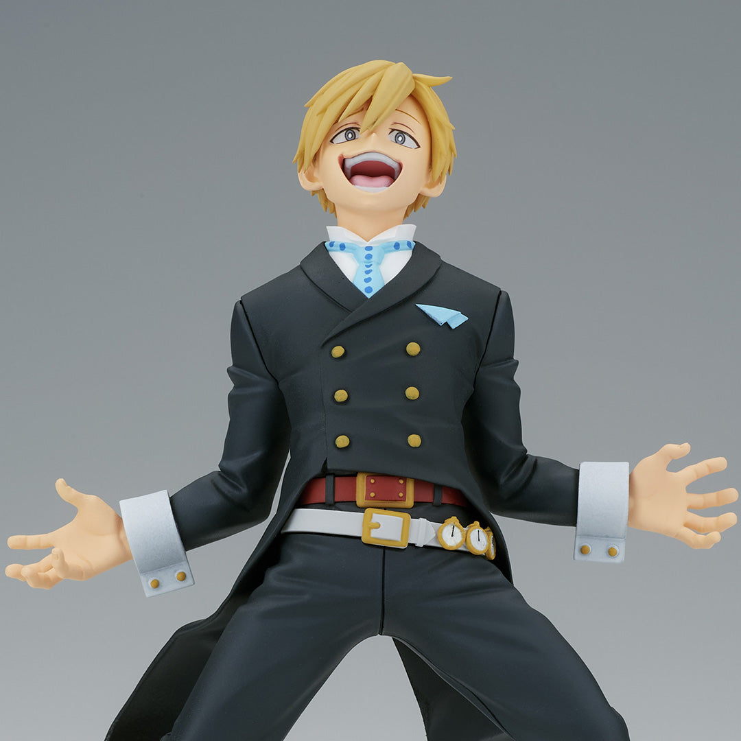 Vue 3/4 de face à mi-distance de la figurine de Neito Monoma de My Hero Academia en veste noire, bras écartés.