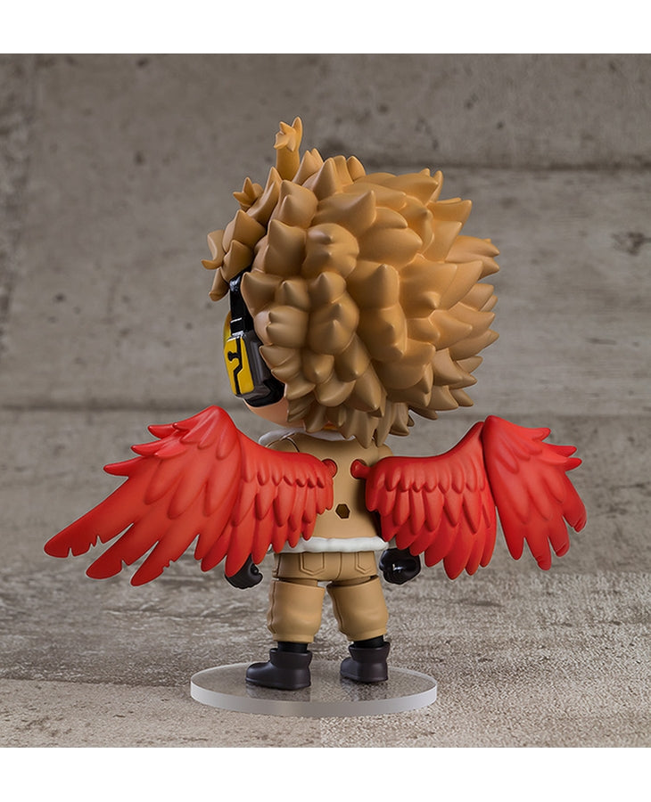 Vue 3/4 arrière à mi-distance de la figurine Nendoroid de Hawks de My Hero Academia en costume beige, avec ailes rouges.